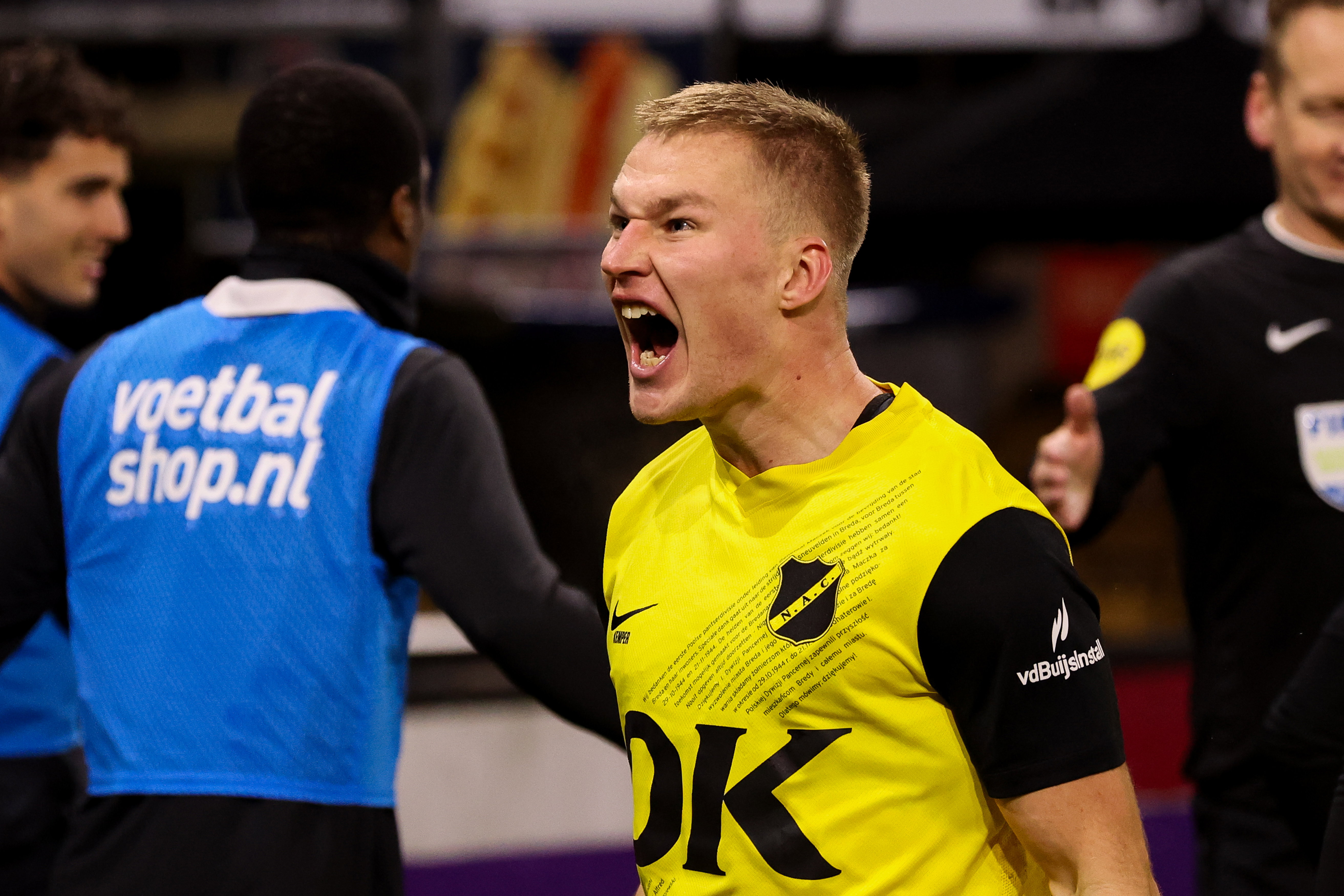 Boy Kemper viert de zege van NAC