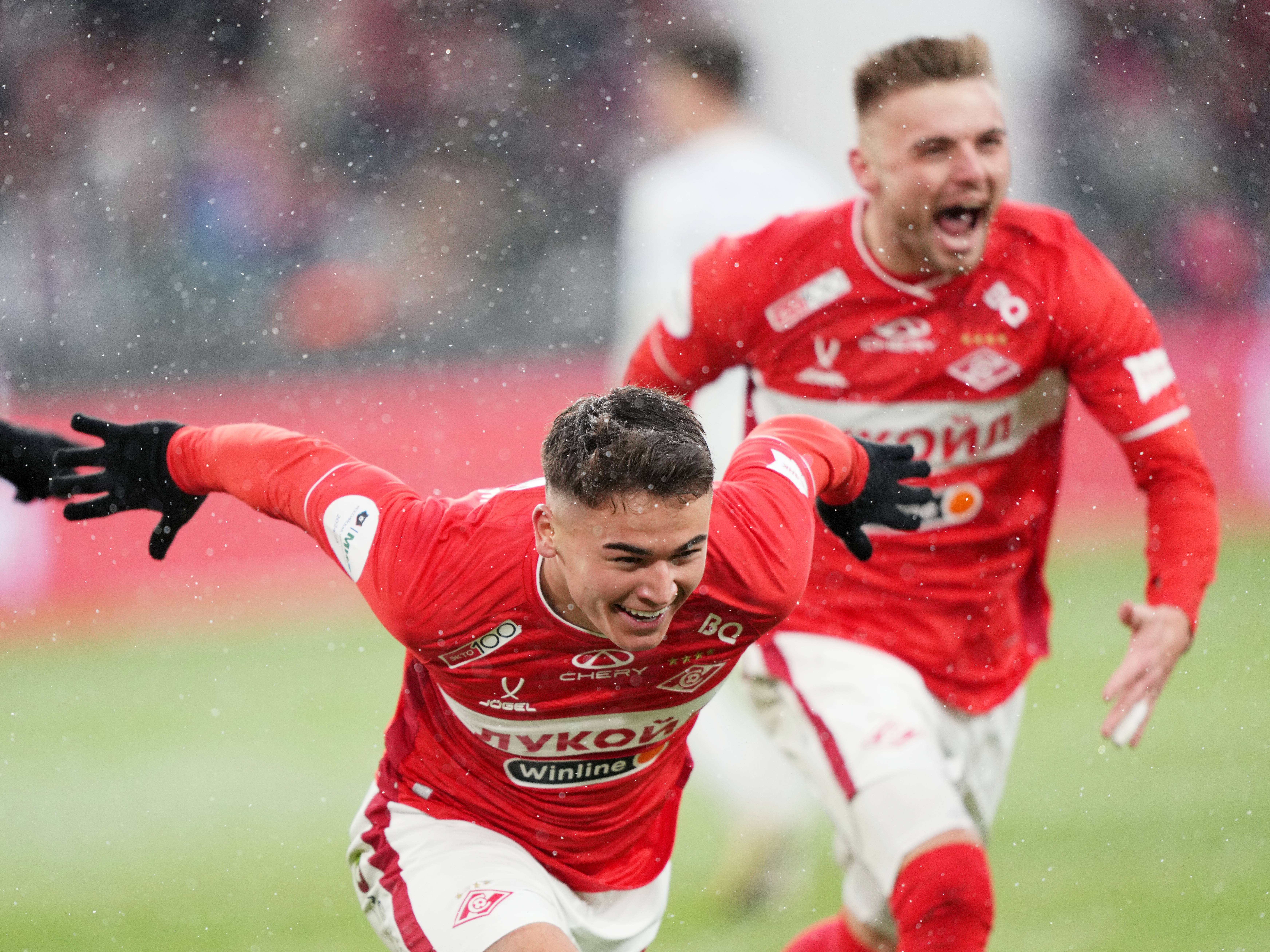Manfred Ugalde juicht na een treffer voor Spartak Moskou
