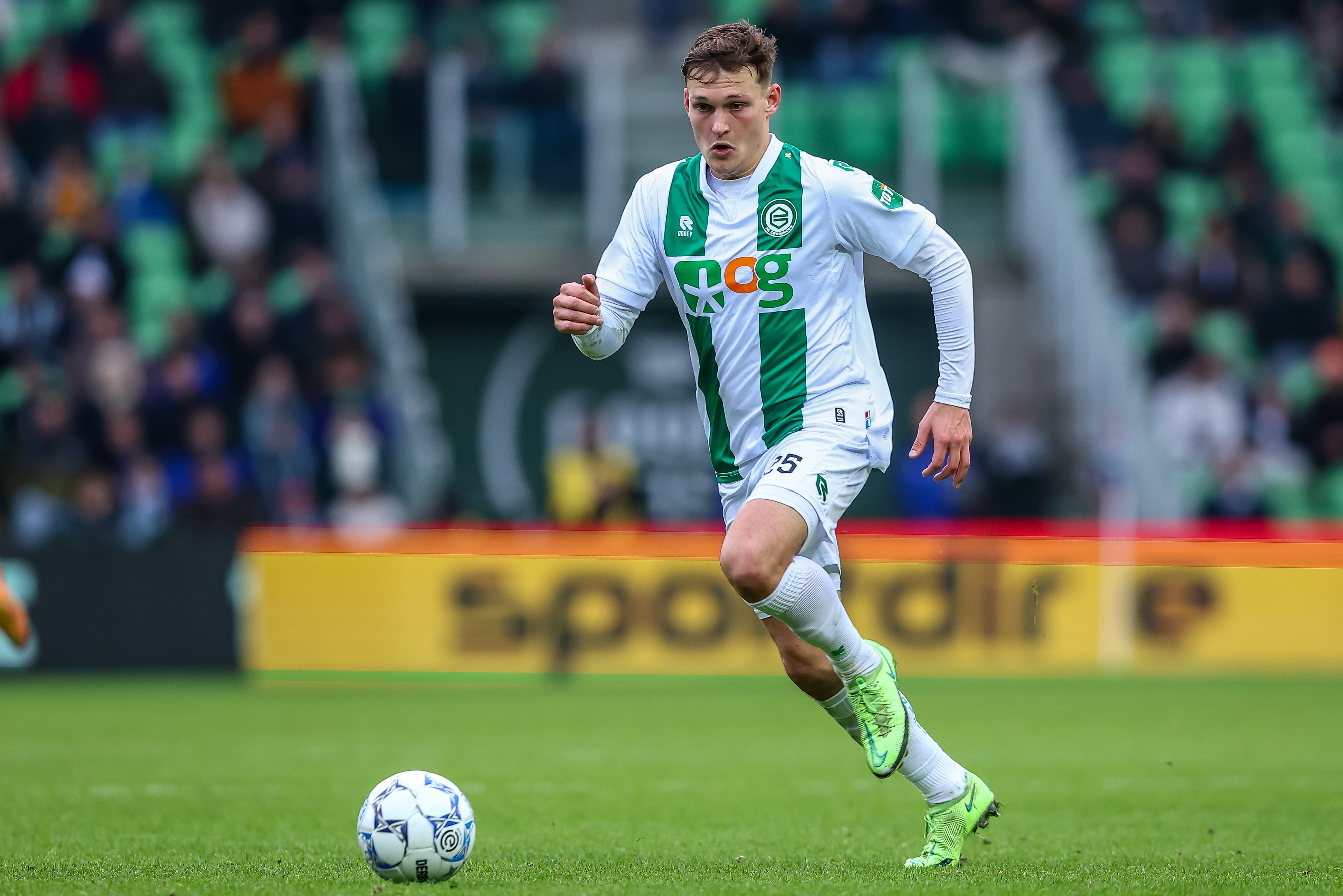 Thijs Oosting aan de bal namens FC Groningen