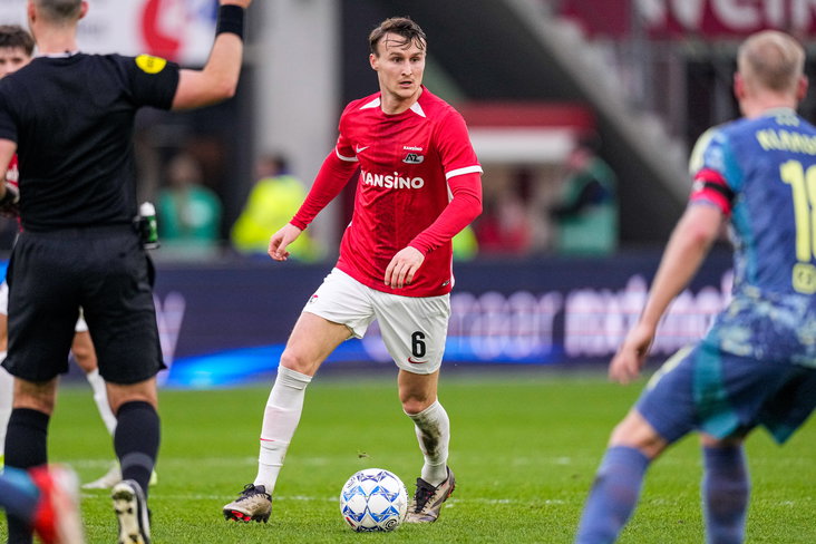 Peer Koopmeiners (AZ) aan de bal tegen Ajax