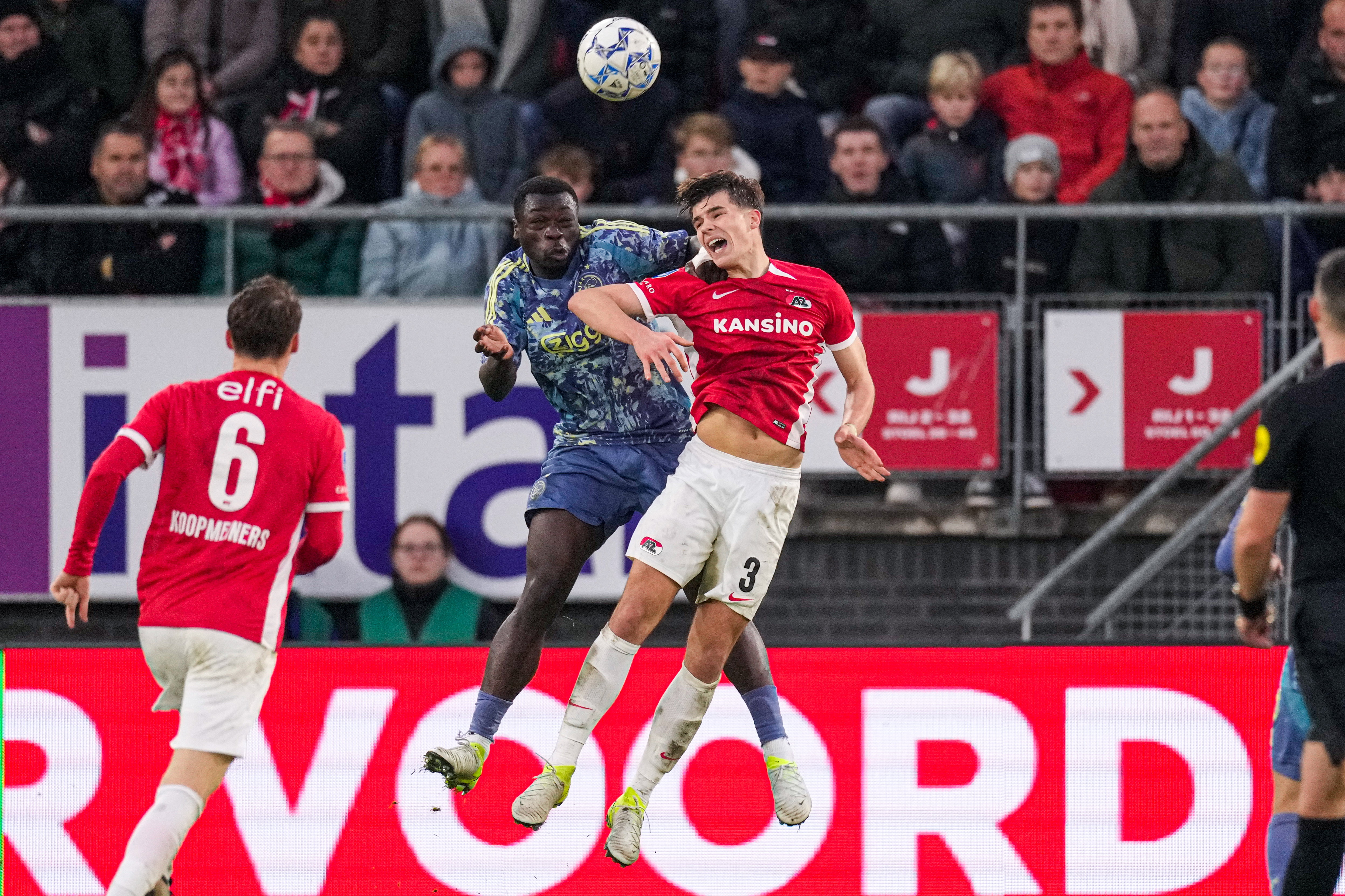 Wouter Goes (AZ) in duel met Brian Brobbey (Ajax)