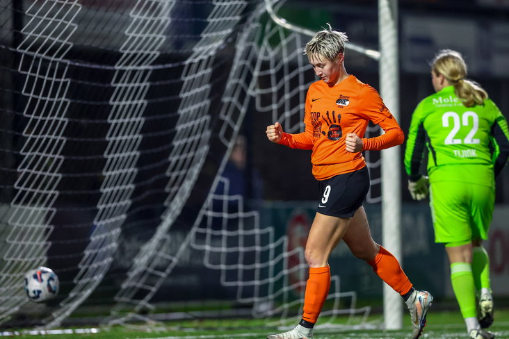 Floor Spaan (AZ) juicht na haar goal tegen PEC Zwolle