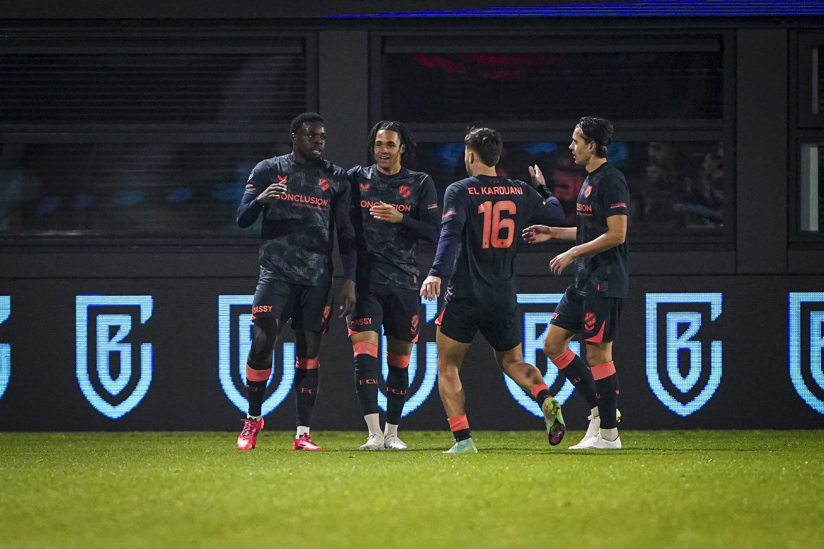 FC Utrecht juicht na een treffer van Noah Ohio