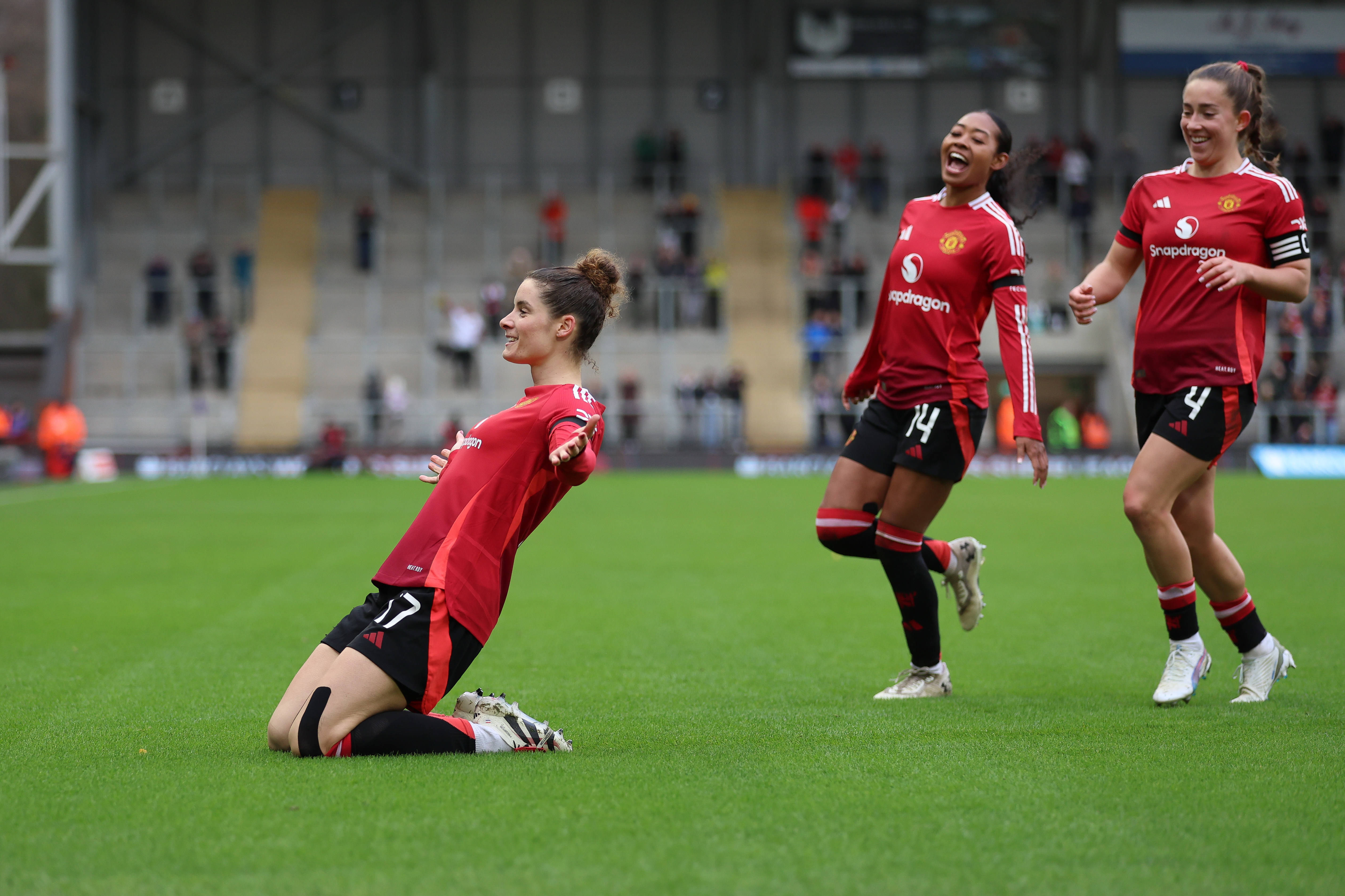 Dominique Janssen juicht na haar goal voor Manchester United