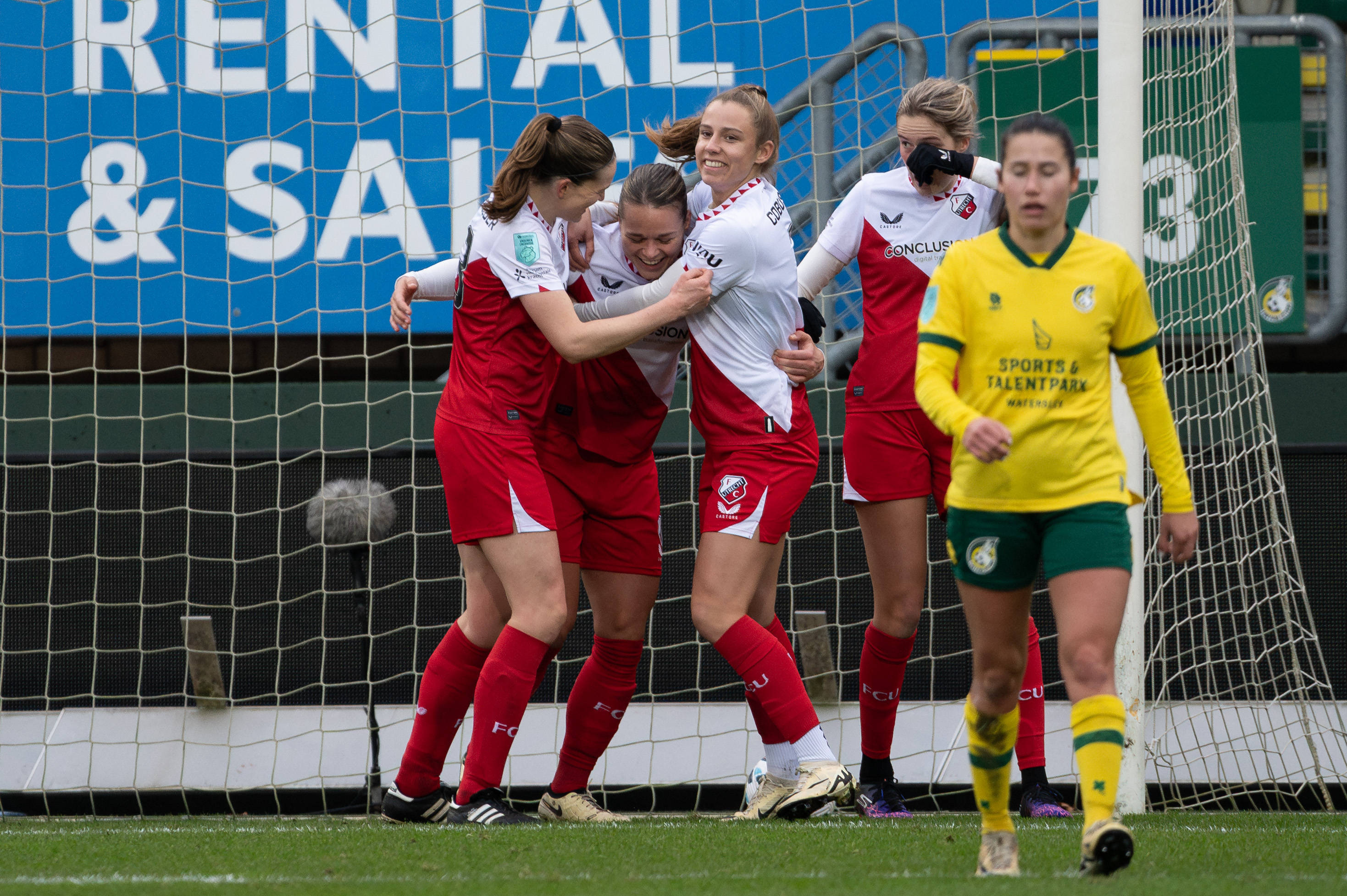 Ilse van der Zanden wordt gefeliciteerd met haar doelpunt voor FC Utrecht