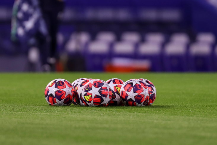 UEFA Women's Champions League-ballen op het veld