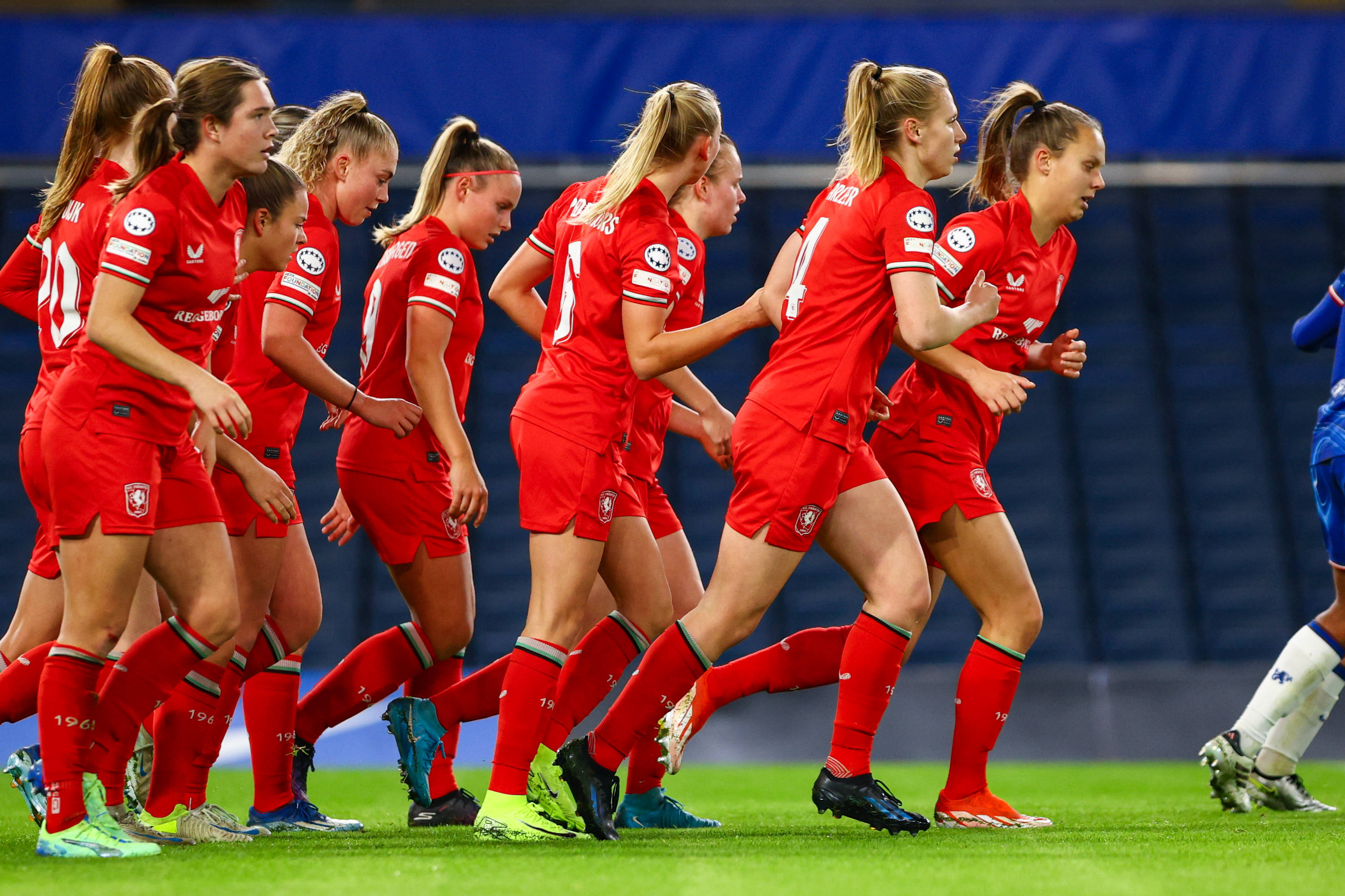 FC Twente na de goal van Kayleigh van Dooren tegen Chelsea