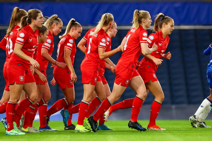 FC Twente na de goal van Kayleigh van Dooren tegen Chelsea