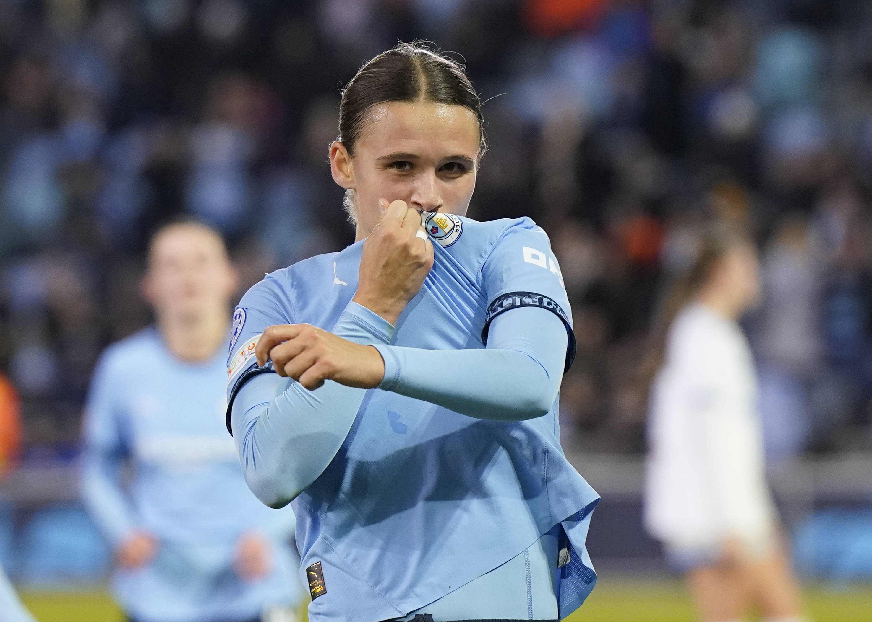 Kerstin Casparij na haar eerste goal voor Manchester City