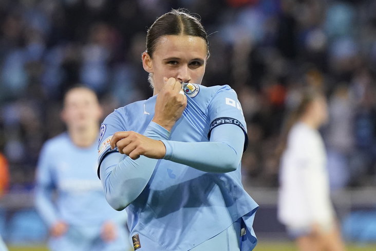 Kerstin Casparij na haar eerste goal voor Manchester City