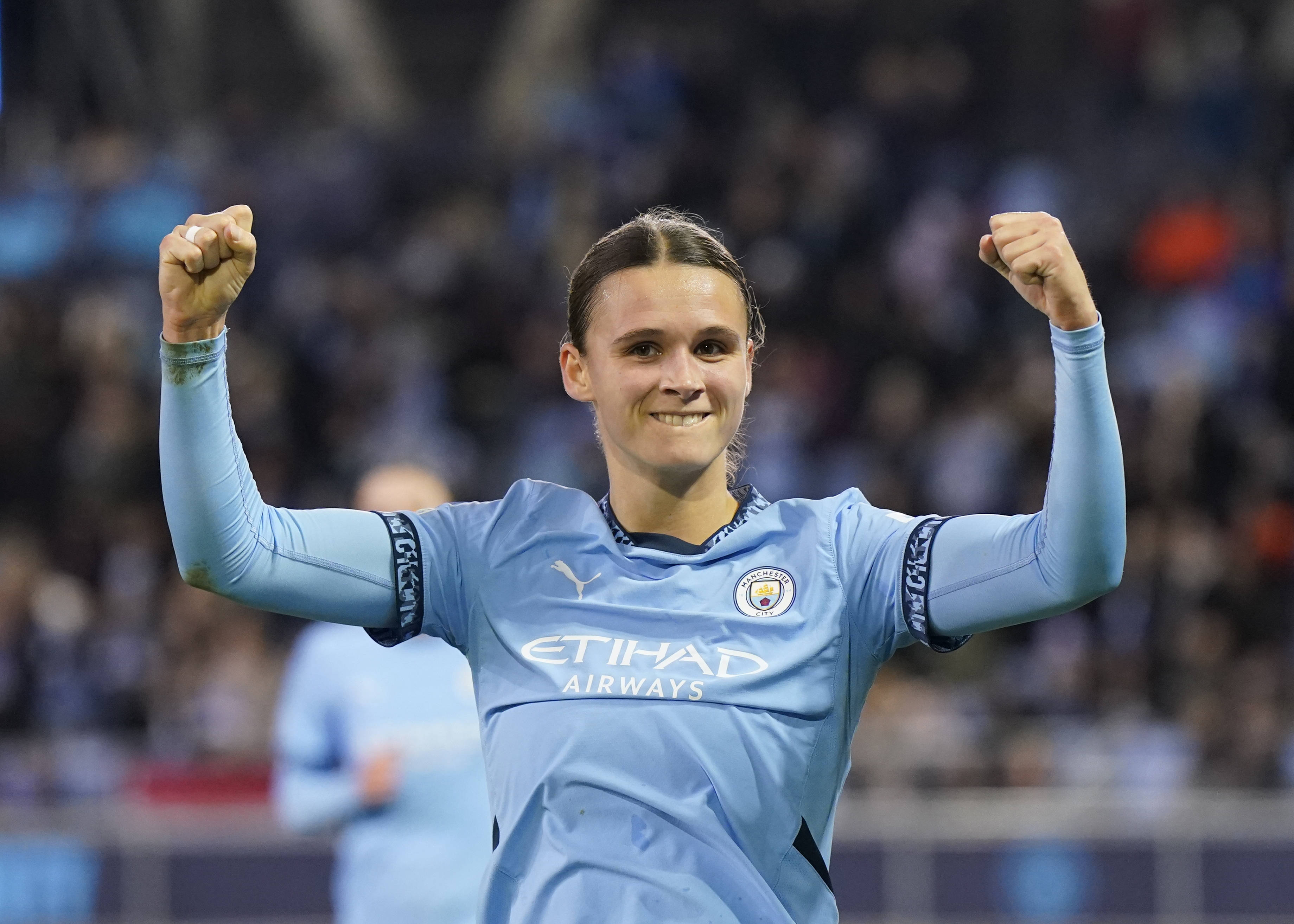 Kerstin Casparij juicht na haar goal voor Manchester City
