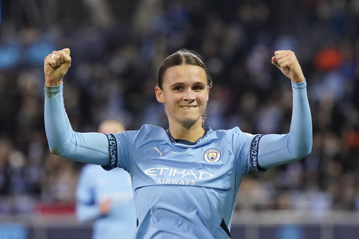Kerstin Casparij juicht na haar goal voor Manchester City