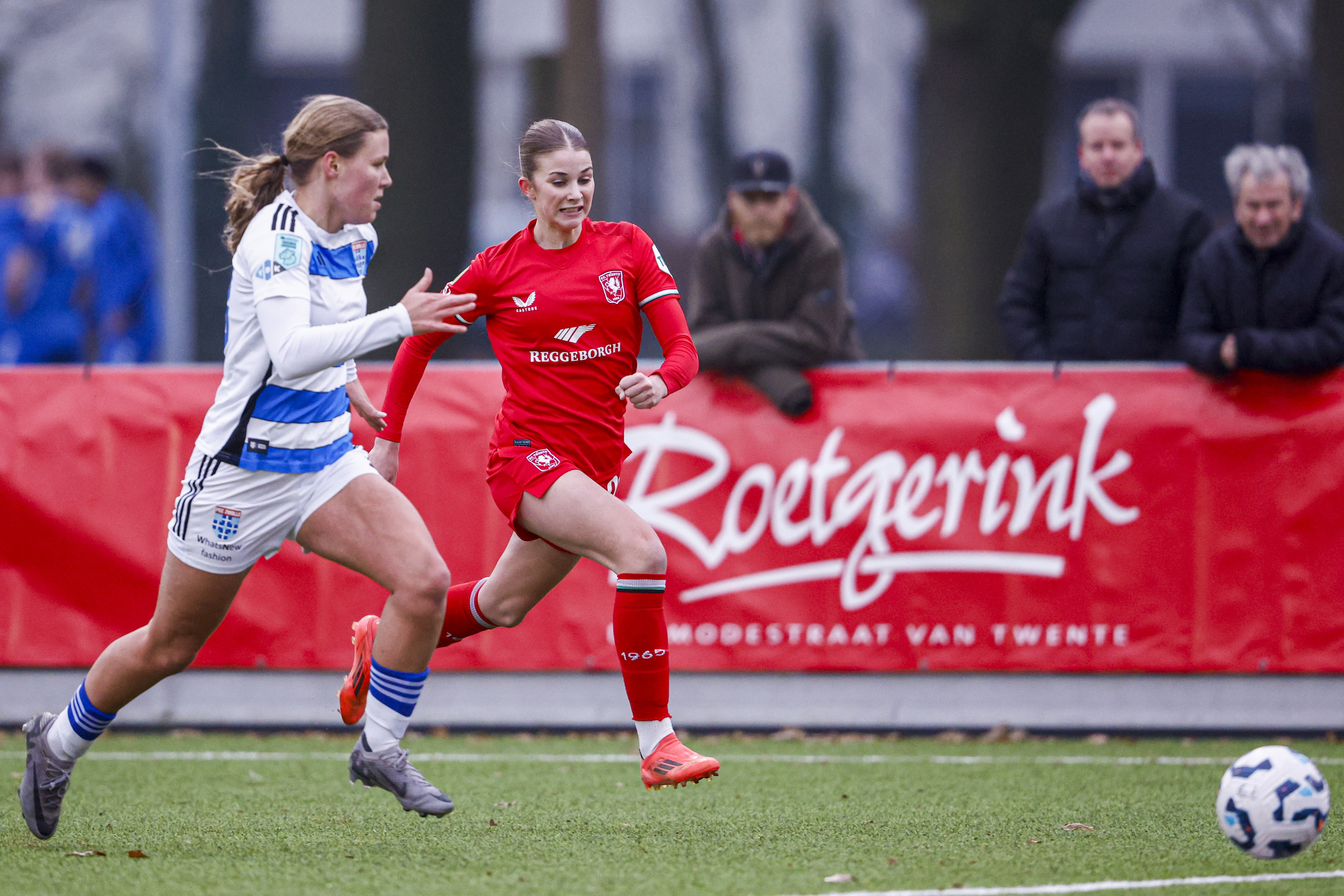 Inske Weiman (PEC Zwolle) en Rose Ivens (FC Twente)