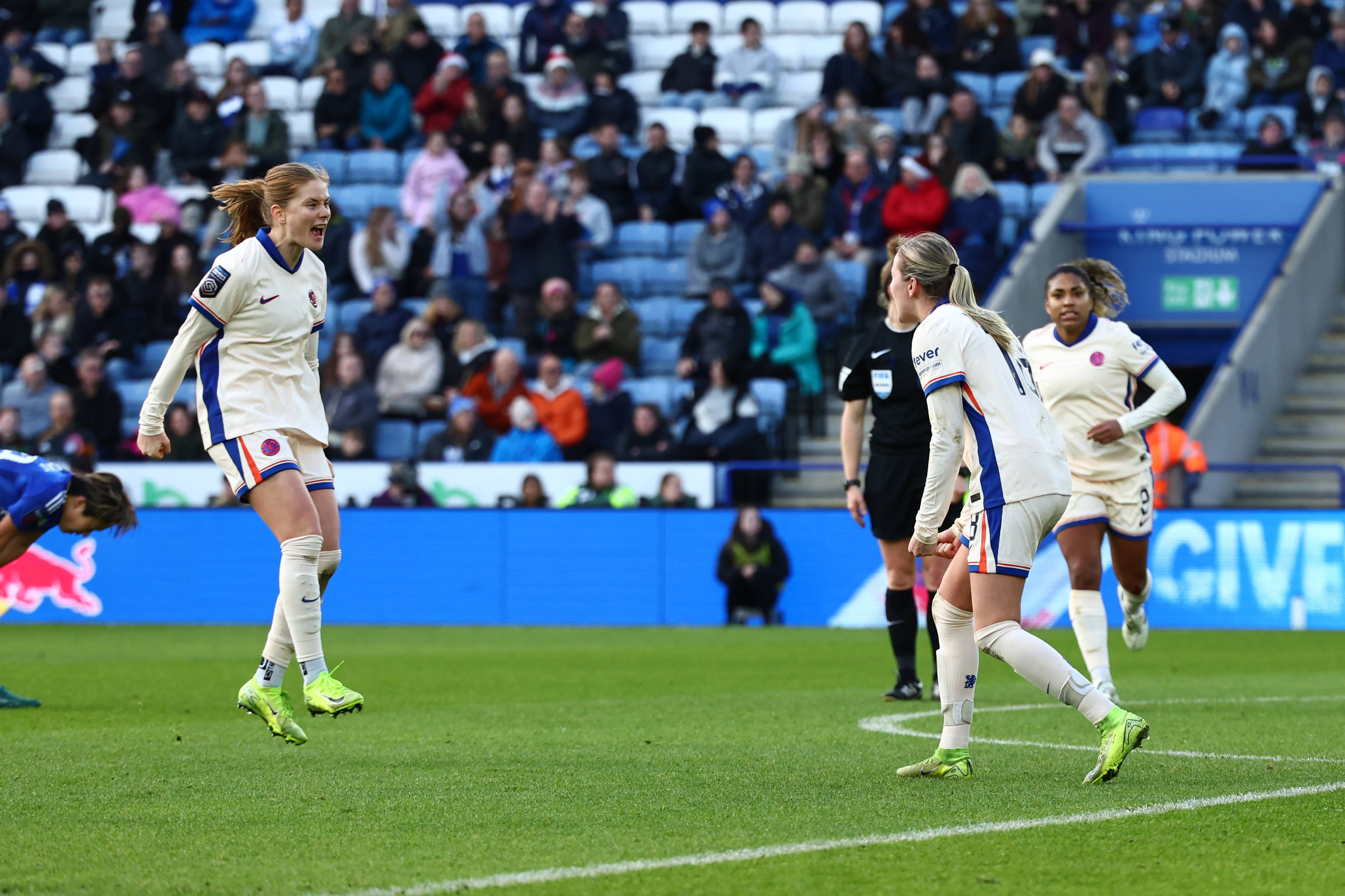 Wieke Kaptein juicht na haar goal voor Chelsea tegen Leicester City