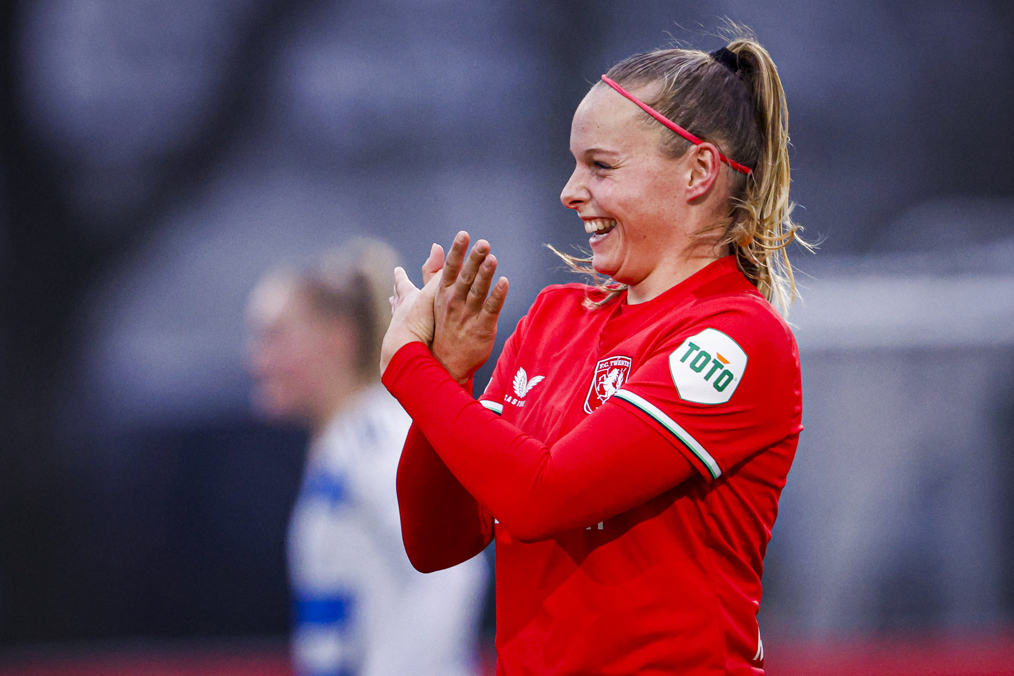Jaimy Ravensbergen juicht na haar goal voor FC Twente
