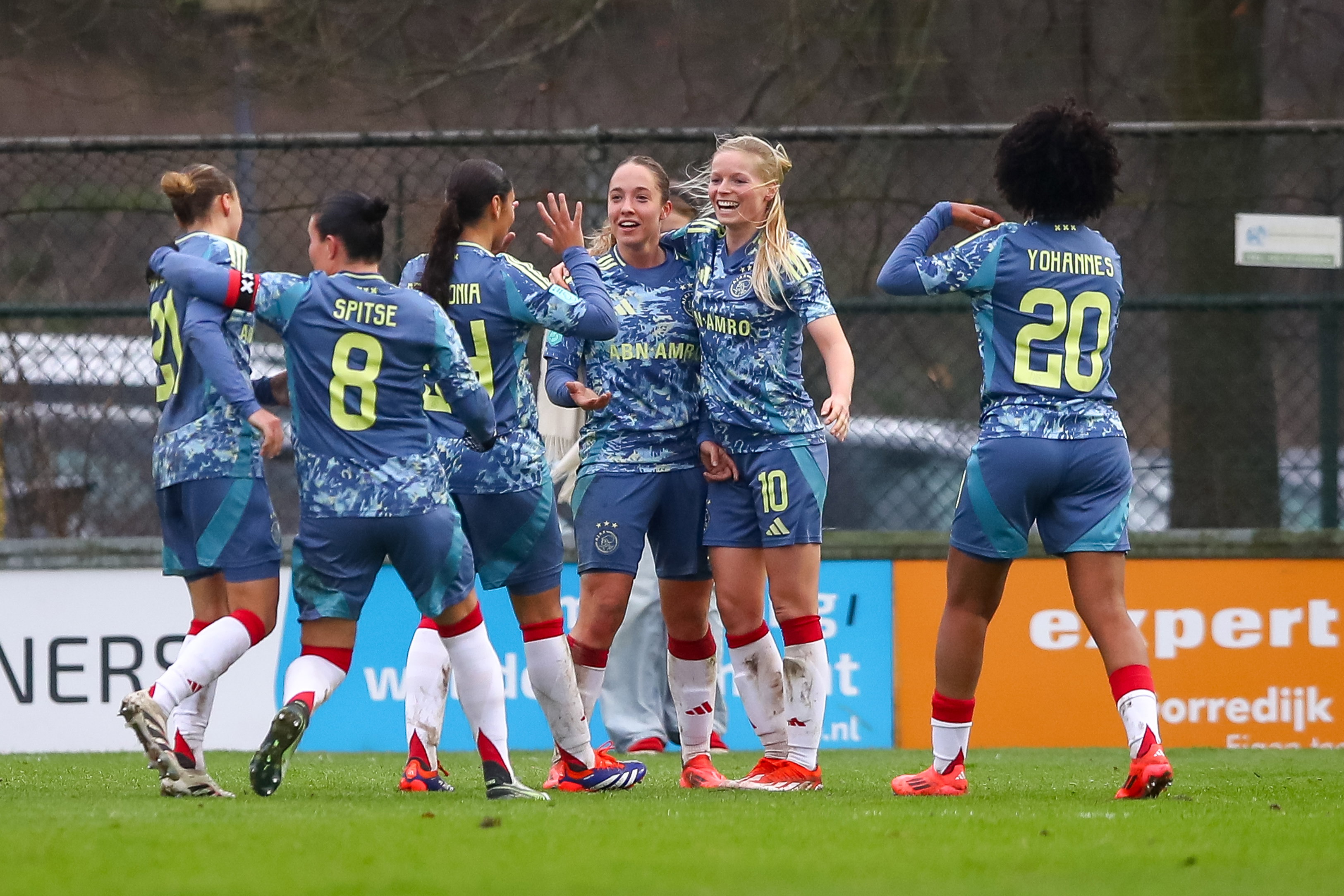 Ajax juicht na een goal tegen SC Heerenveen