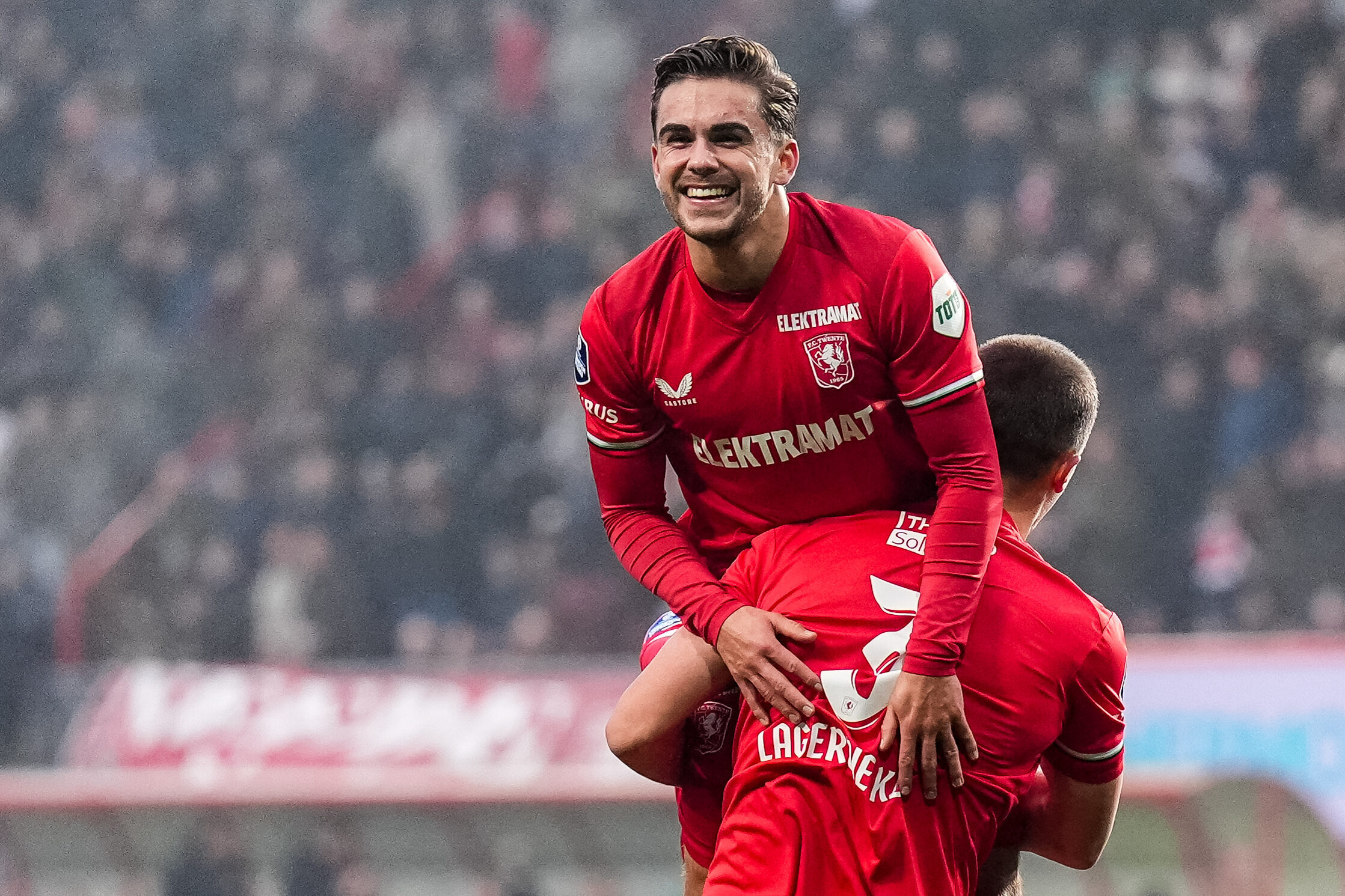 Bart van Rooij gaat op de schouders na zijn goal tegen FC Groningen