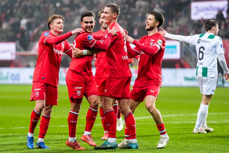 FC Twente juicht na de treffer van Bart van Rooij