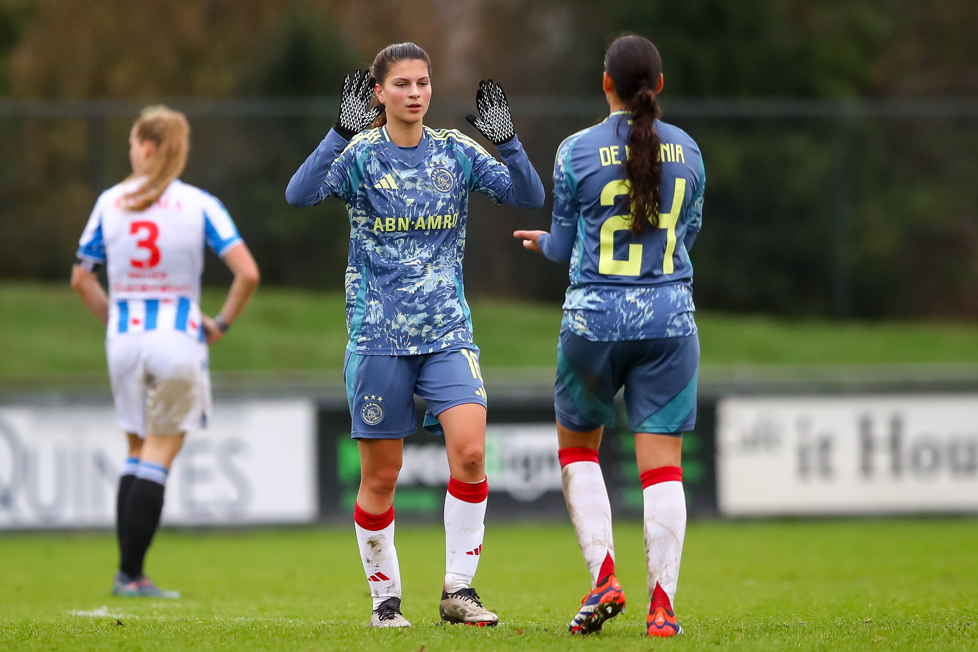 Danique Noordman en Daliyah de Klonia bij Ajax