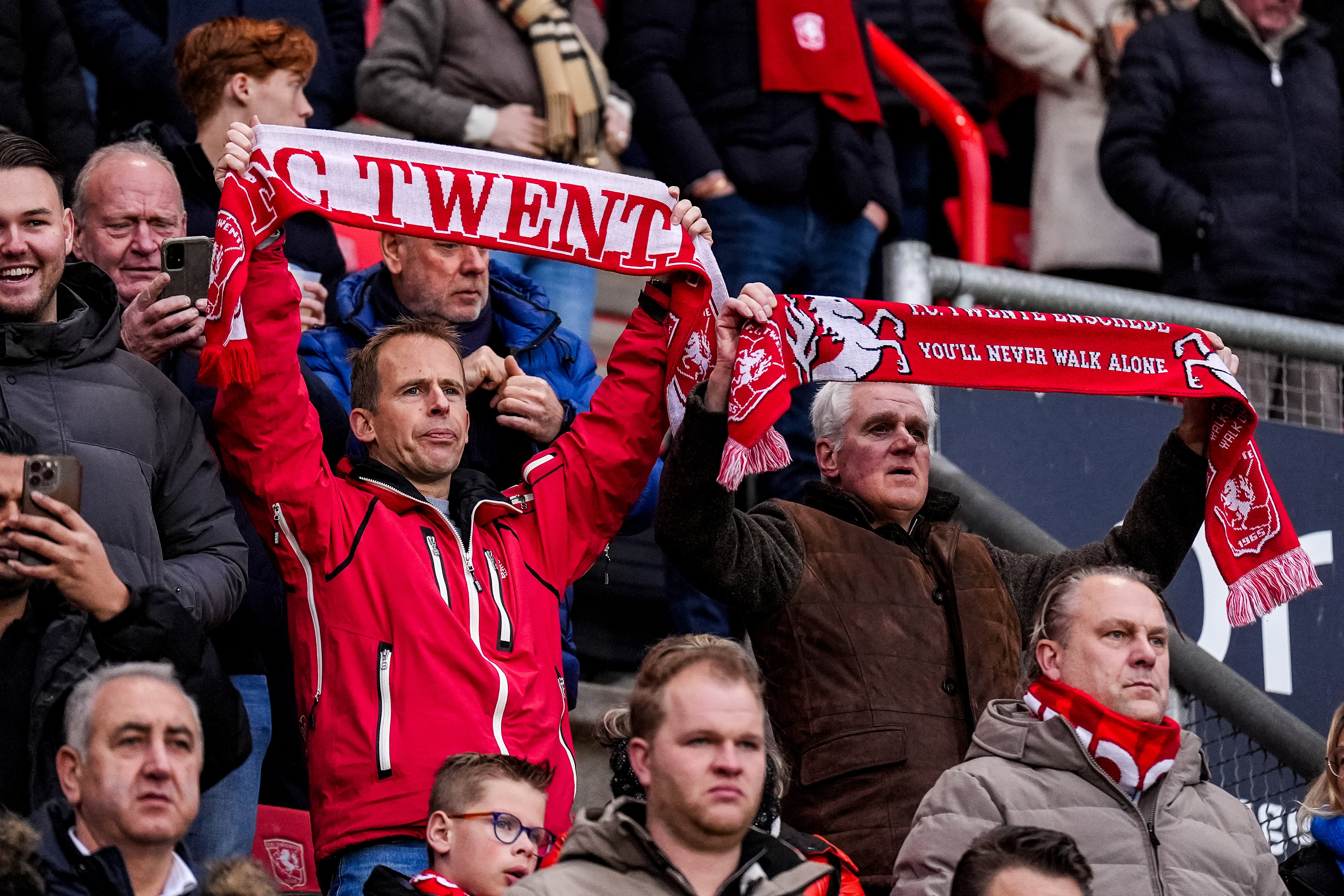 FC Twente-supporters met sjaals