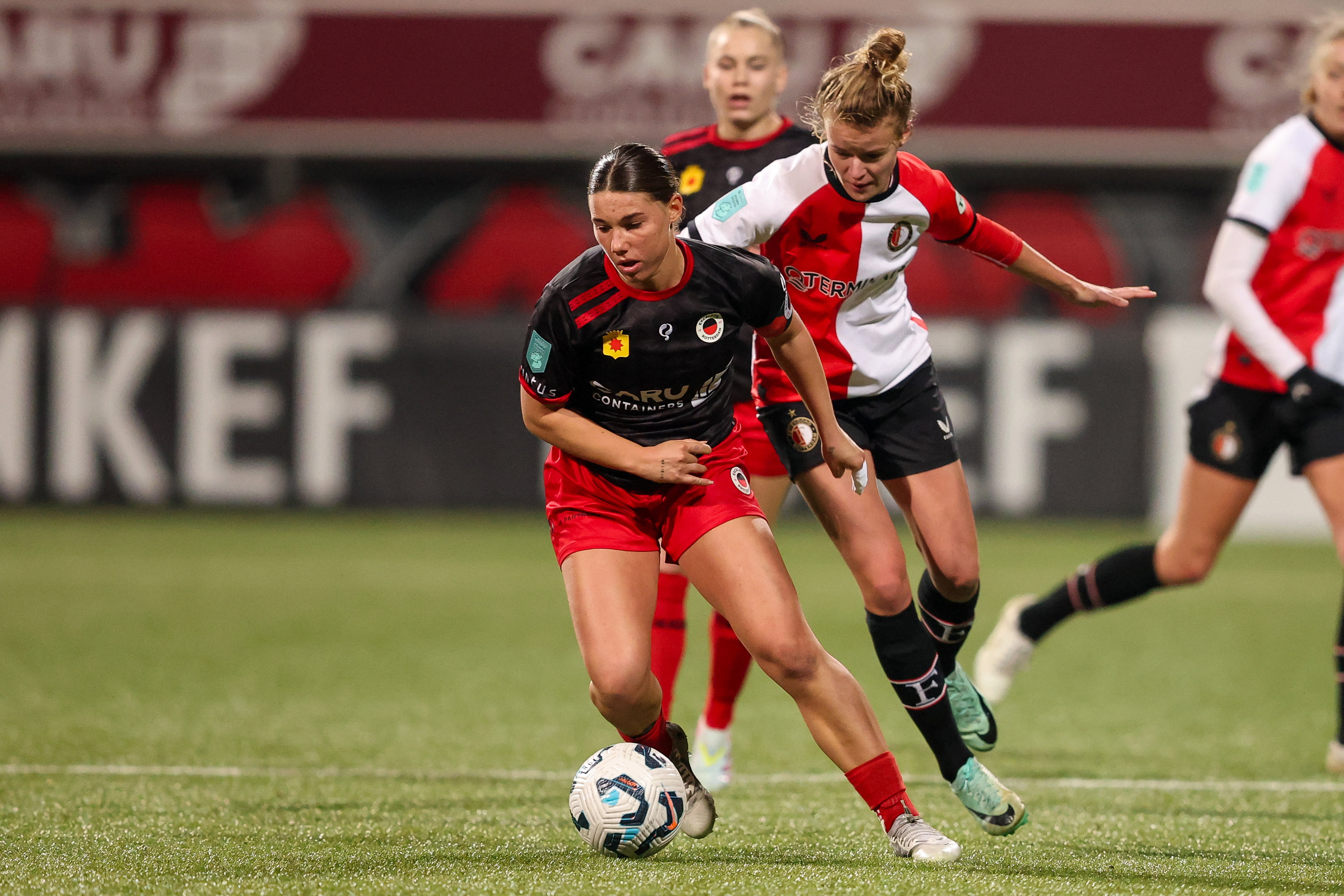 Lynn Groenewegen (Excelsior) aan de bal tegen Feyenoord