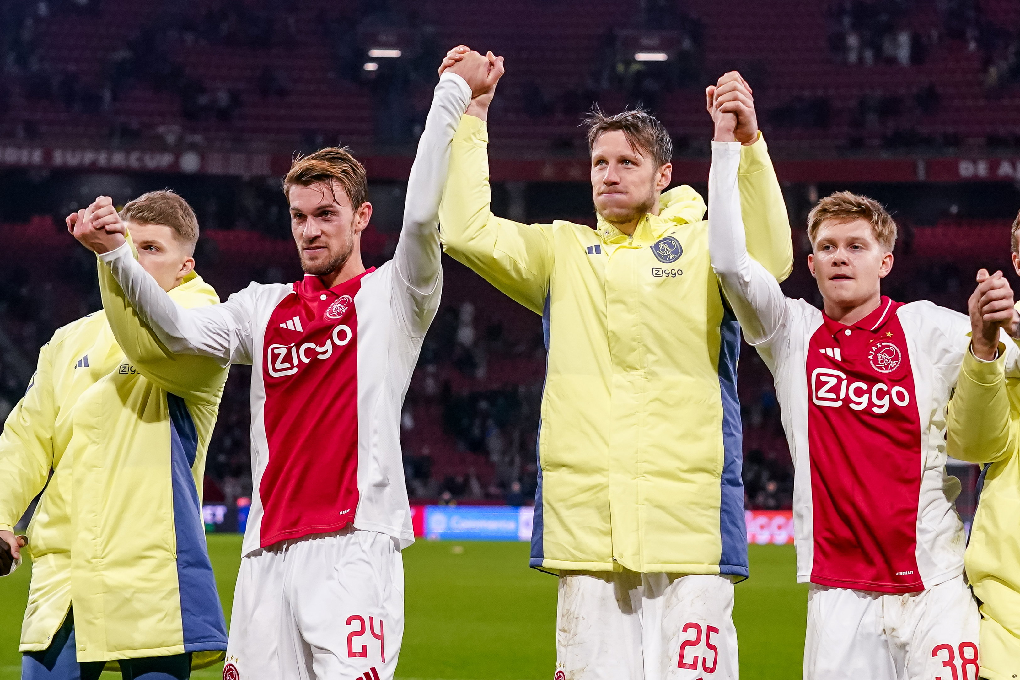 Daniele Rugani, Wout Weghorst en Kristian Hlynsson bedanken het publiek