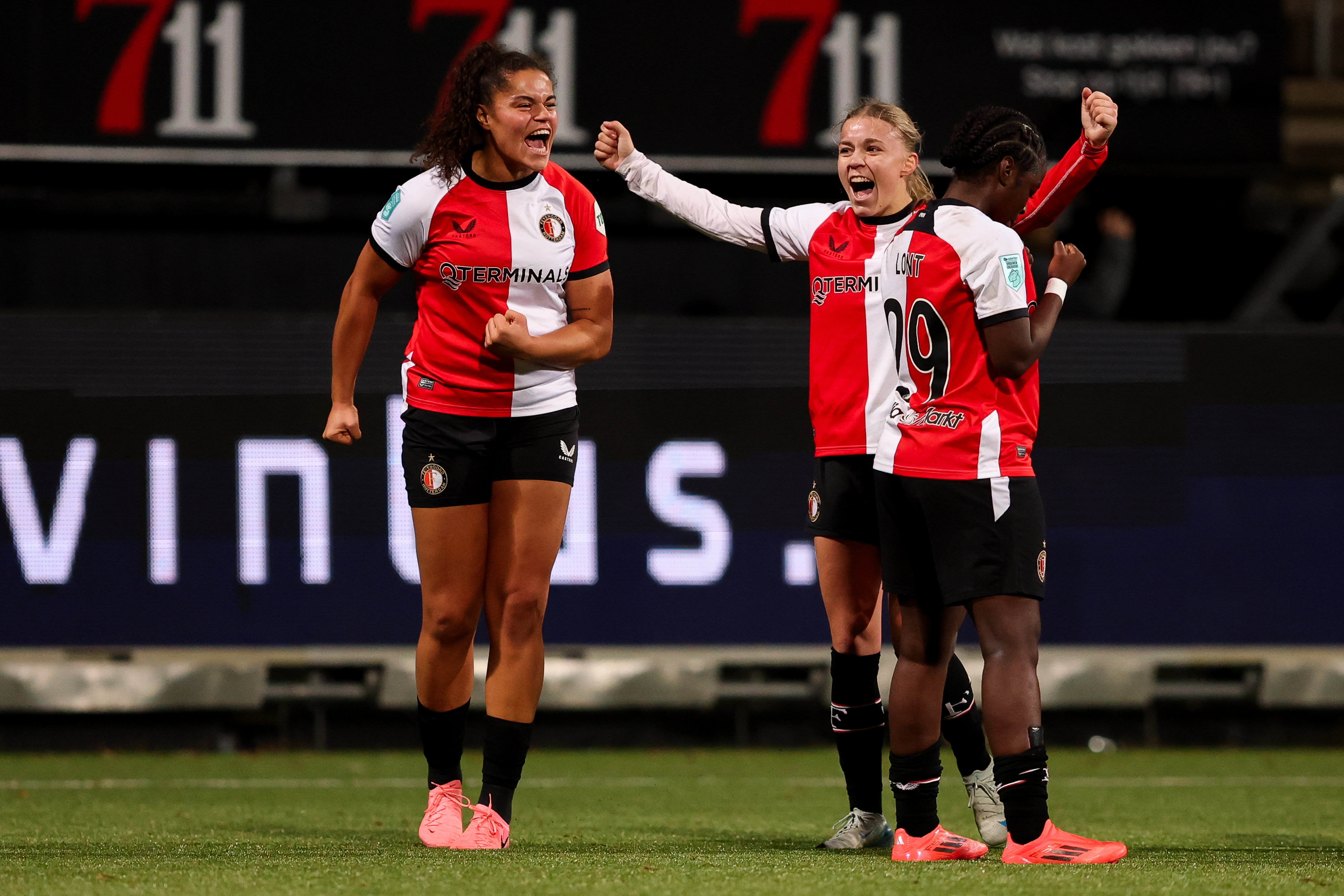 Jada Conijnenberg juicht na een goal voor Feyenoord