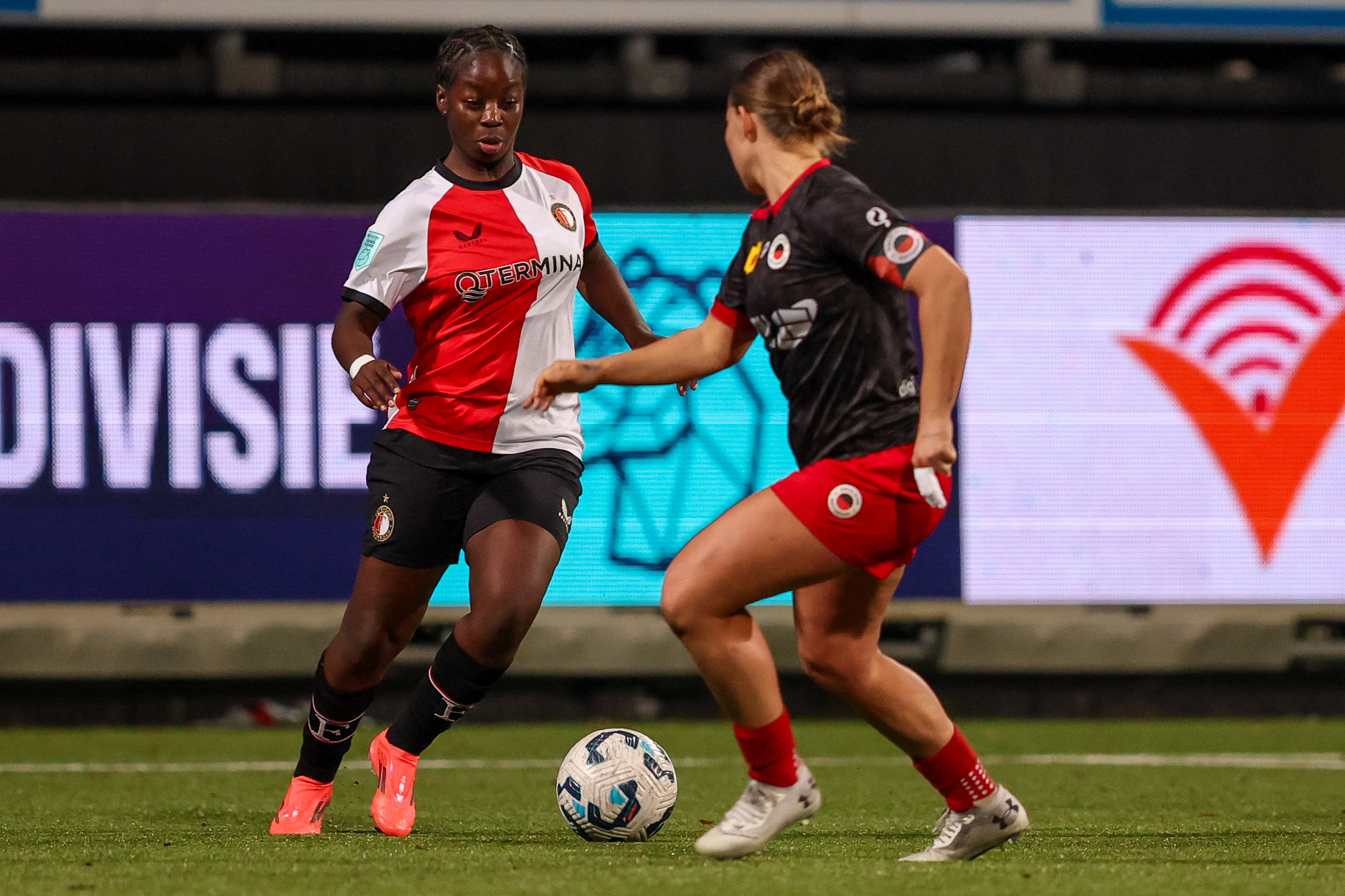Dechamaily Lont (Feyenoord) in het duel met Excelsior