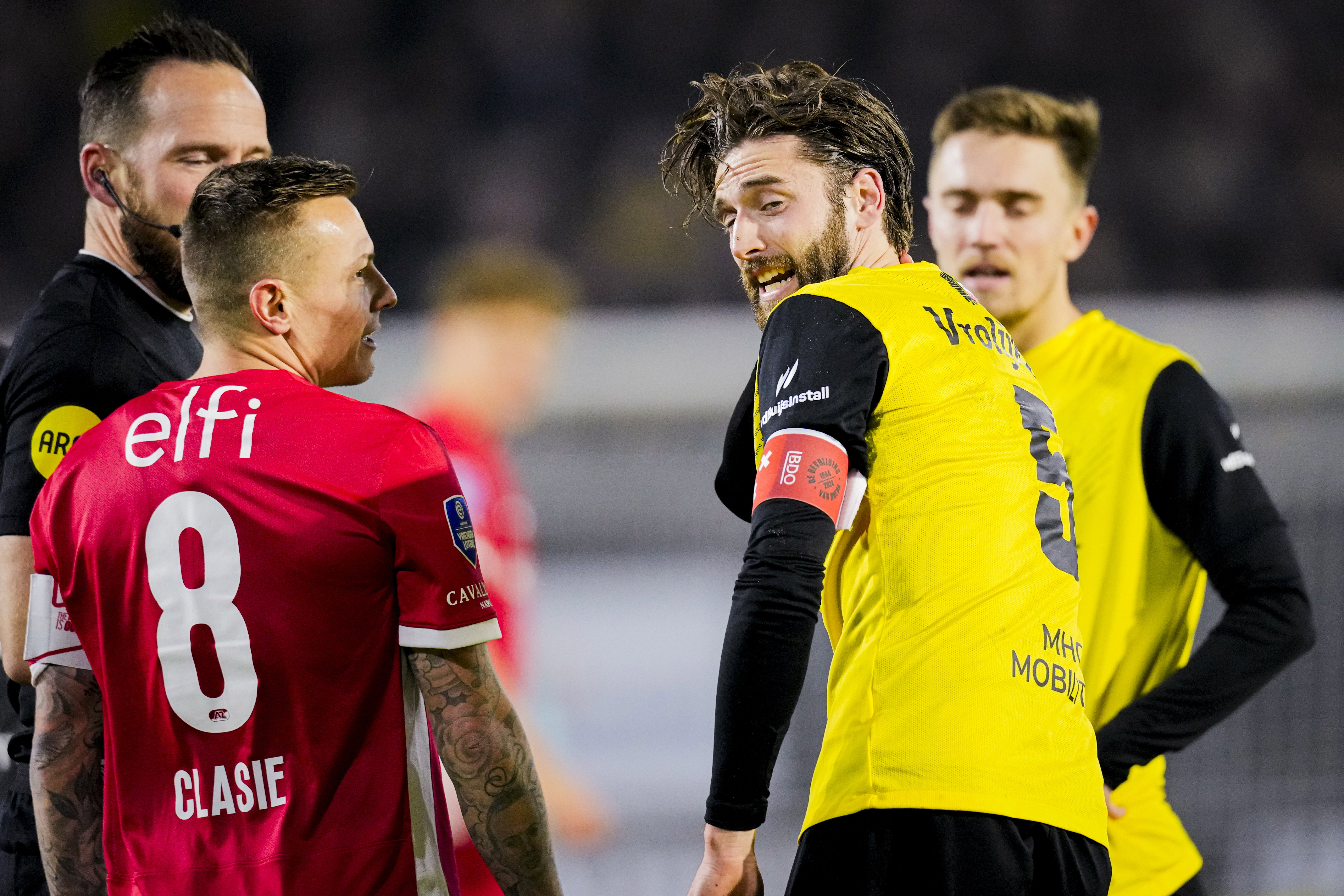 Jan Van den Bergh (NAC Breda) in discussie met Jordy Clasie