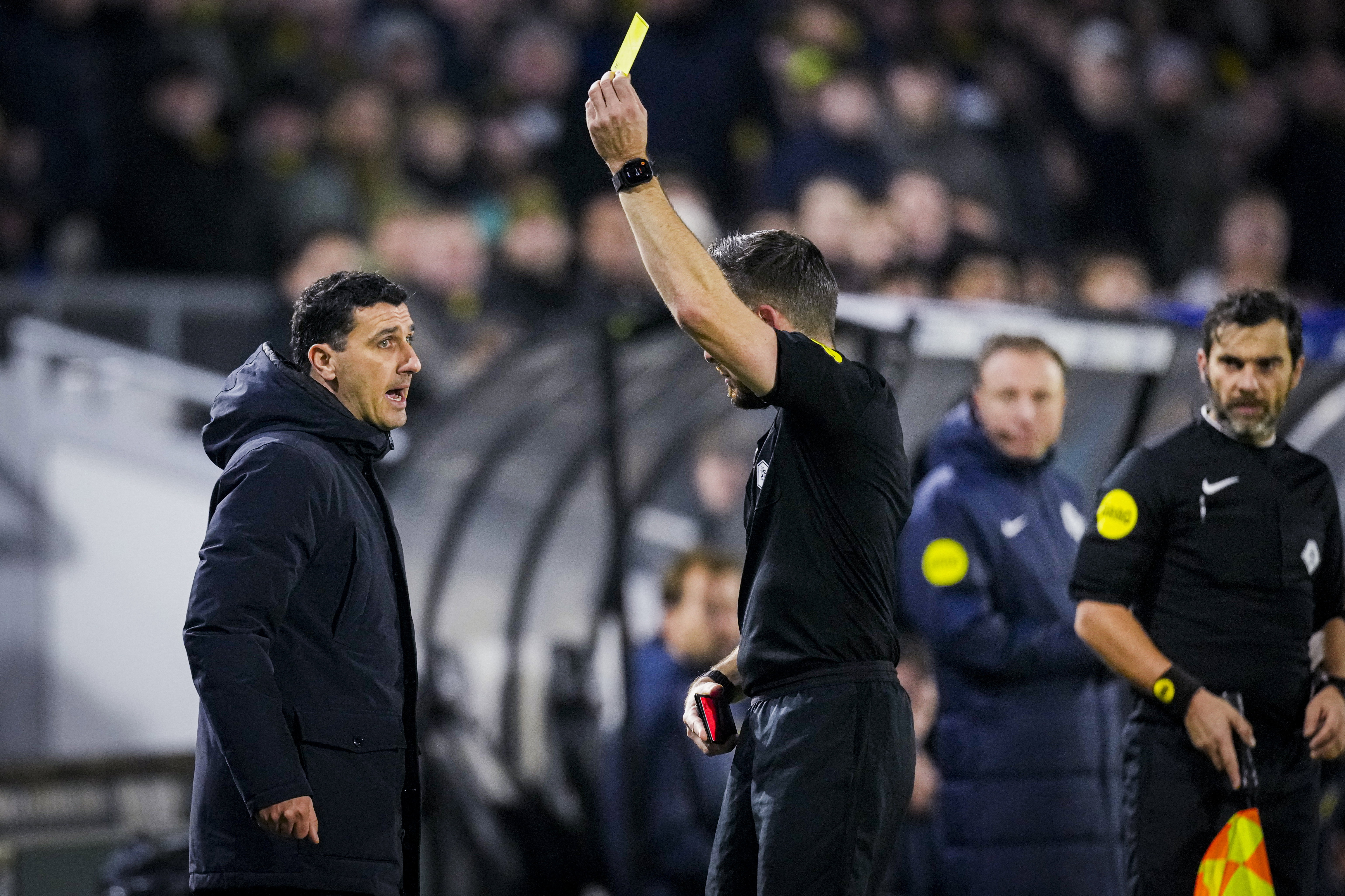 AZ-trainer Maarten Martens krijgt geel