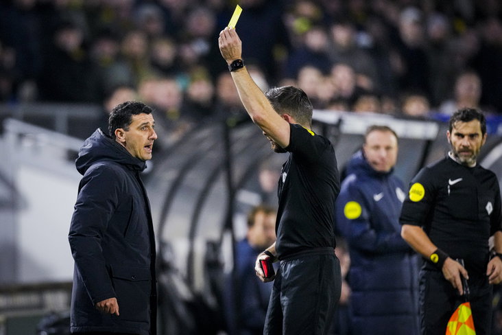AZ-trainer Maarten Martens krijgt geel