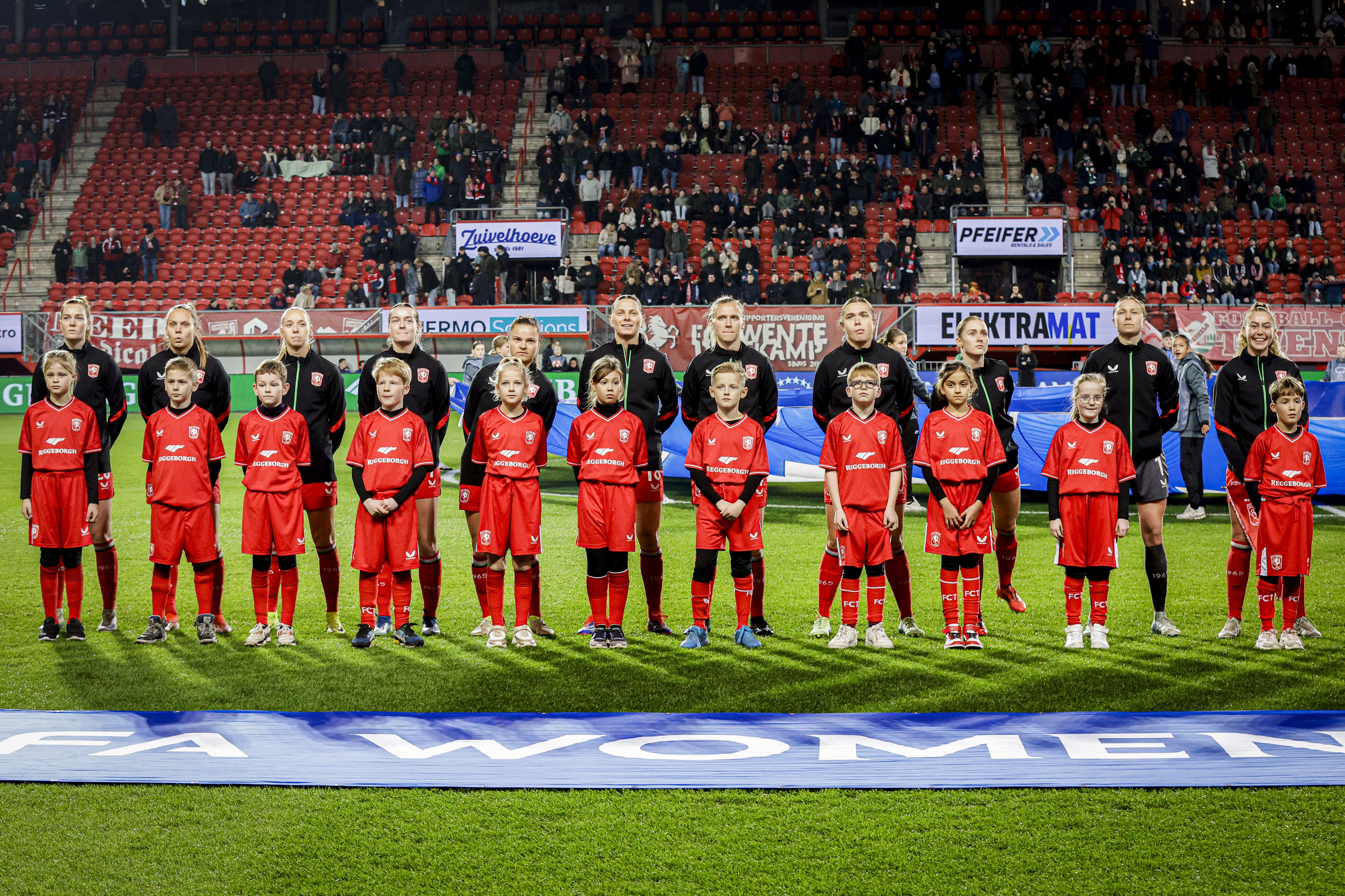 De speelsters van FC Twente in De Grolsch Veste