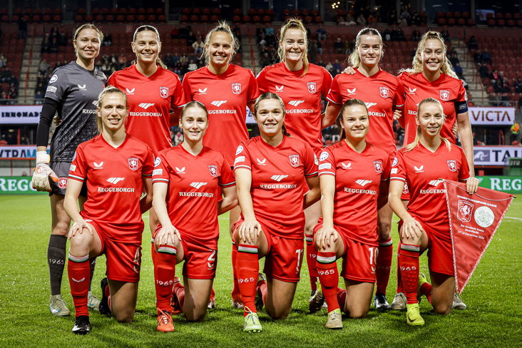 Het elftal van FC Twente voor de wedstrijd tegen Celtic
