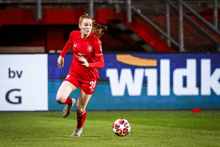Nikée van Dijk in actie namens FC Twente