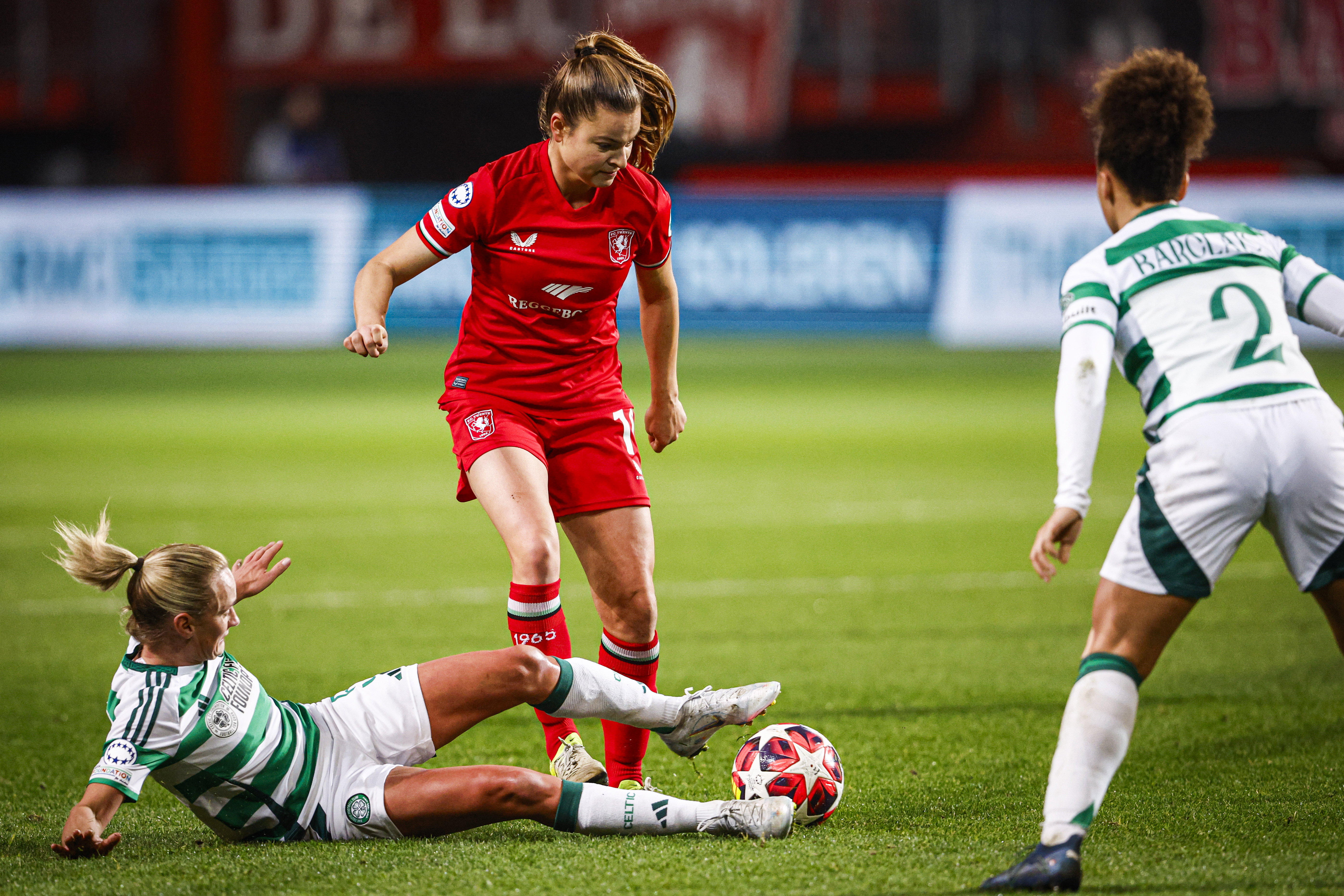 Kayleigh van Dooren (FC Twente) in het duel met Celtic