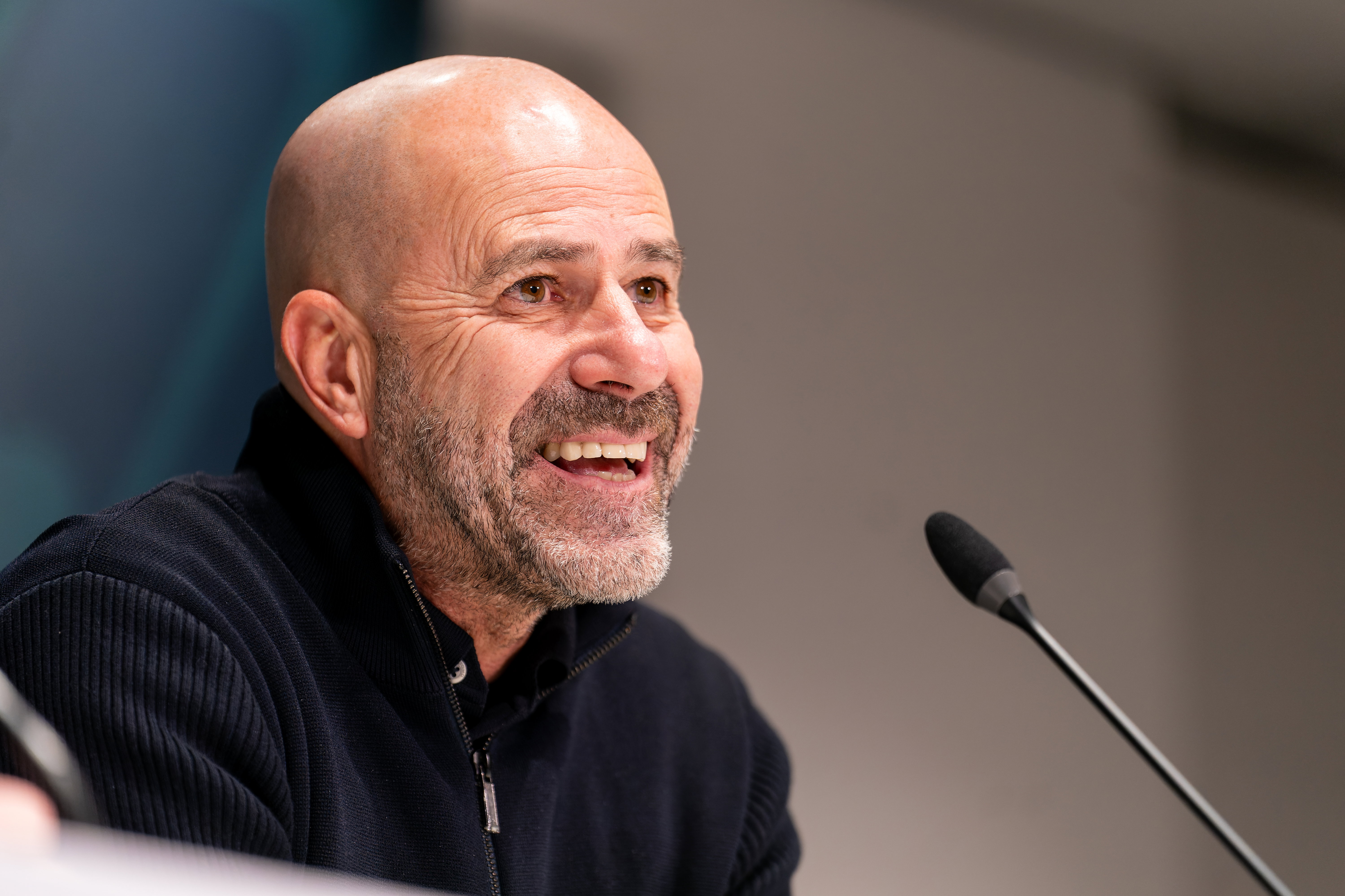 Peter Bosz op een persconferentie