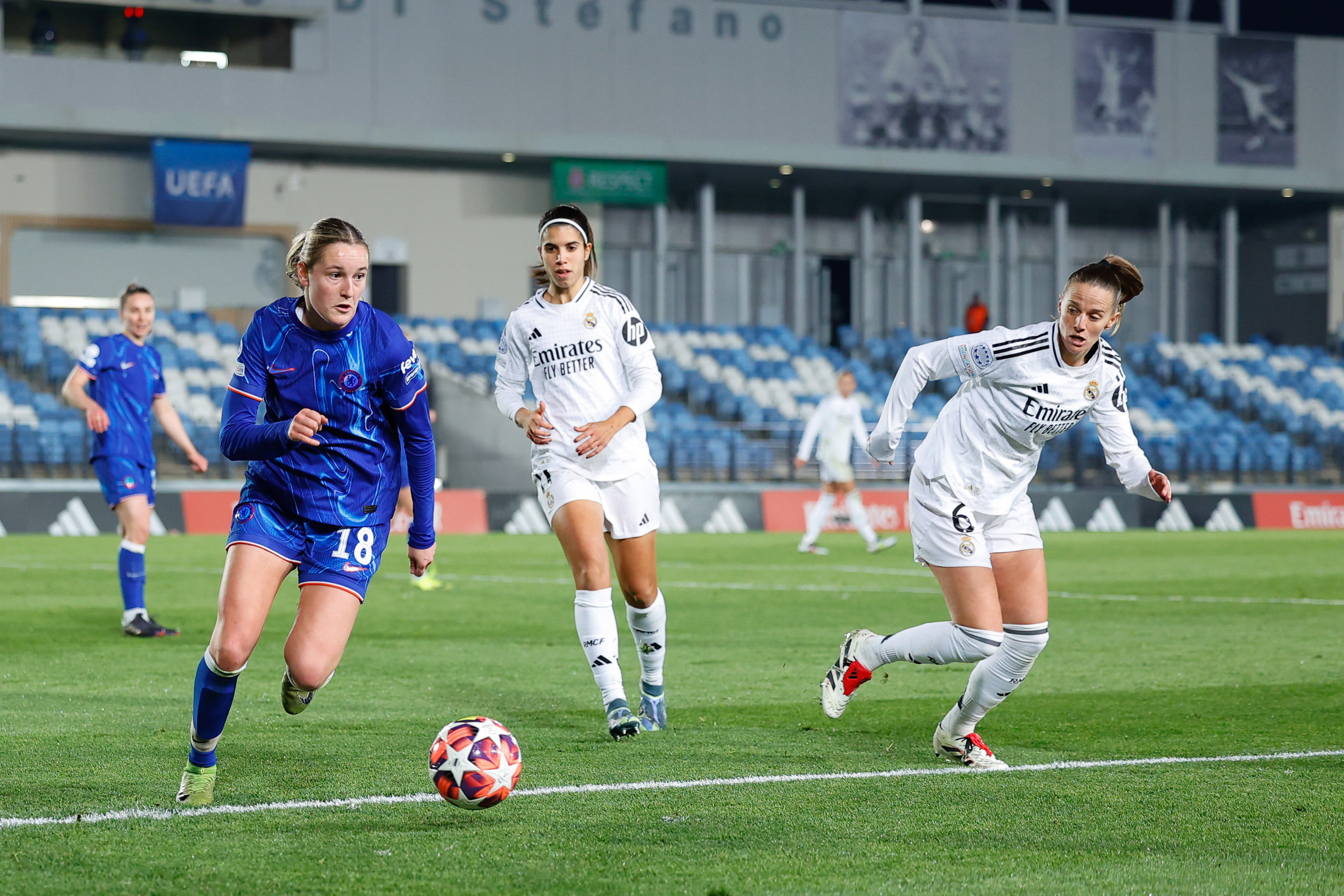 Wieke Kaptein in actie namens Chelsea tegen Real Madrid