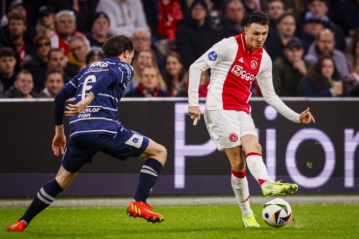 Steven Berghuis (Ajax) in actie tegen Telstar