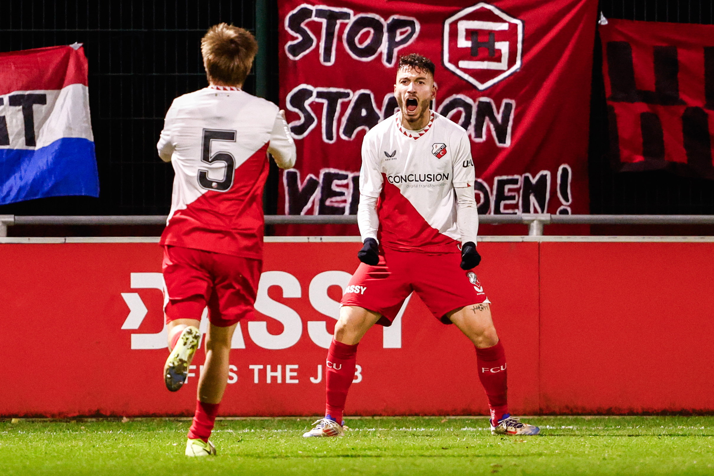 Georgios Charalampoglou viert zijn goal tegen Helmond Sport