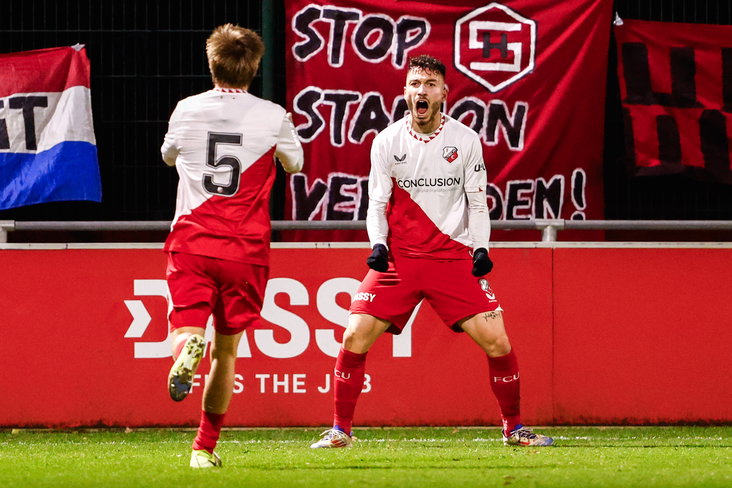 Georgios Charalampoglou viert zijn goal tegen Helmond Sport