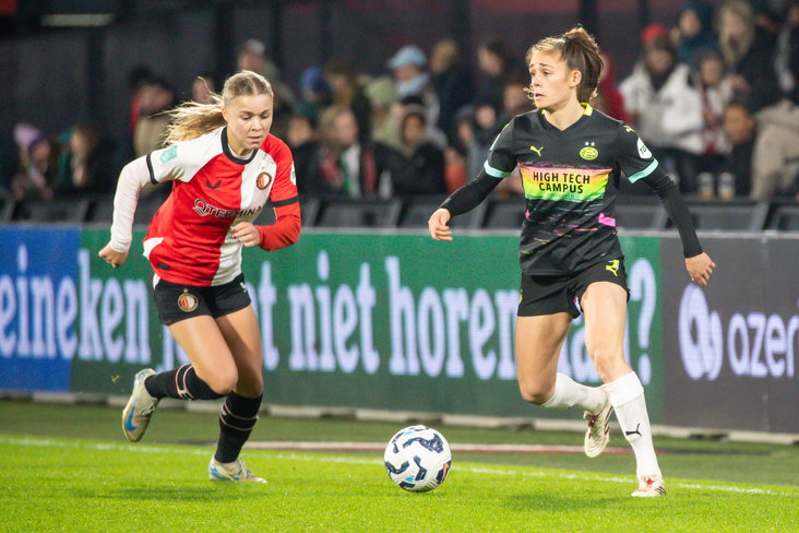 Noëlle van der Sluijs (Feyenoord) jaagt op Joëlle Smits (PSV)
