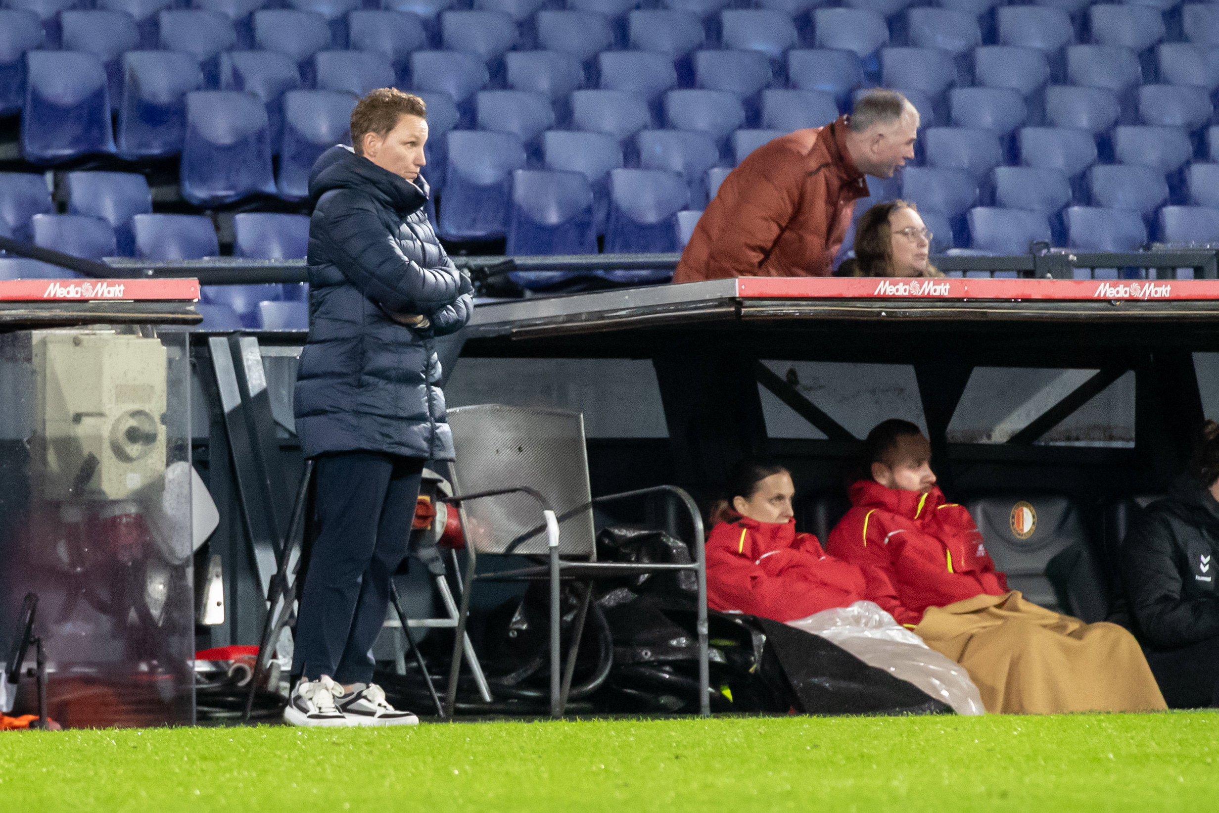 Jessica Torny langs de lijn in De Kuip