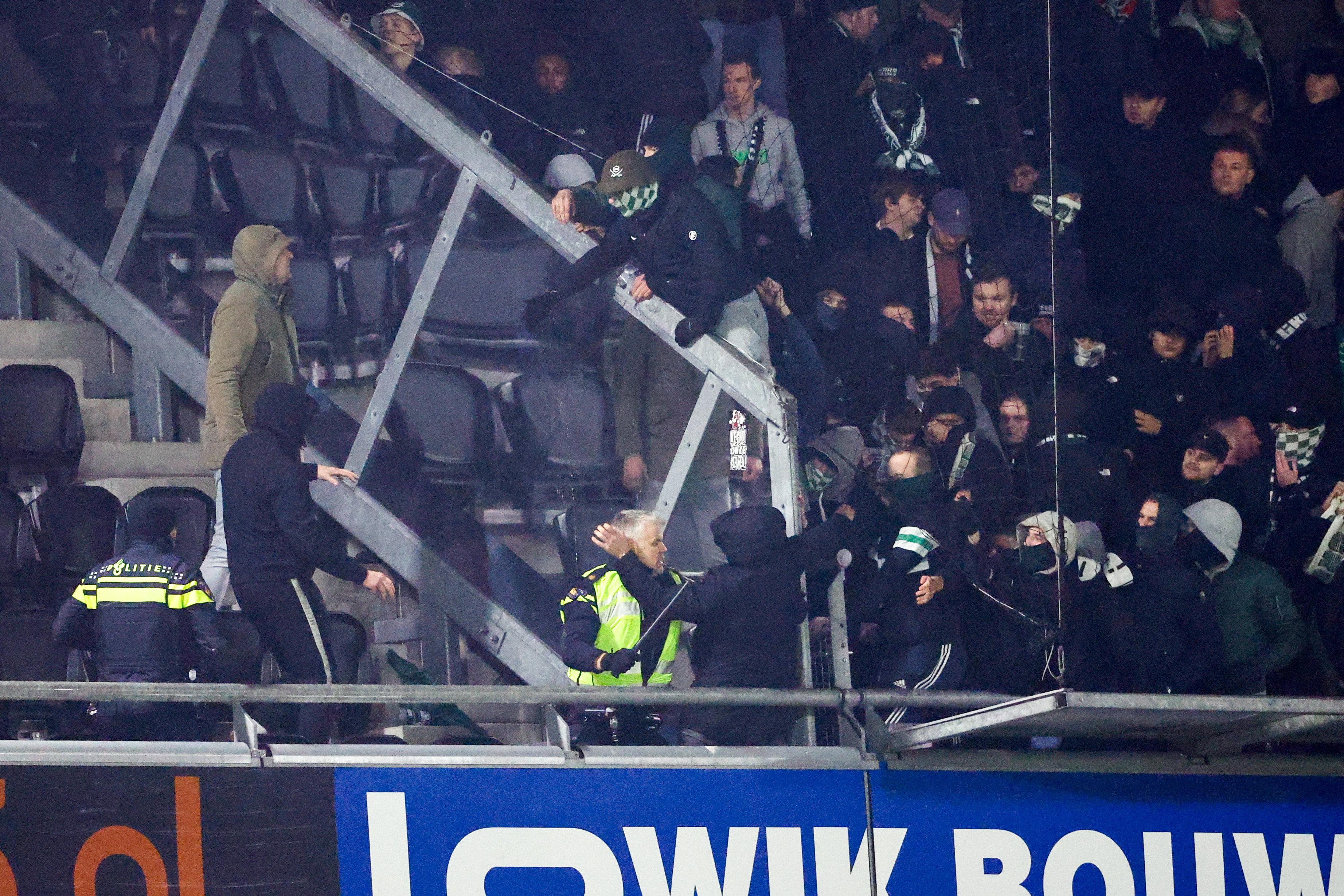 FC Groningen-fans in het uitvak bij Heracels