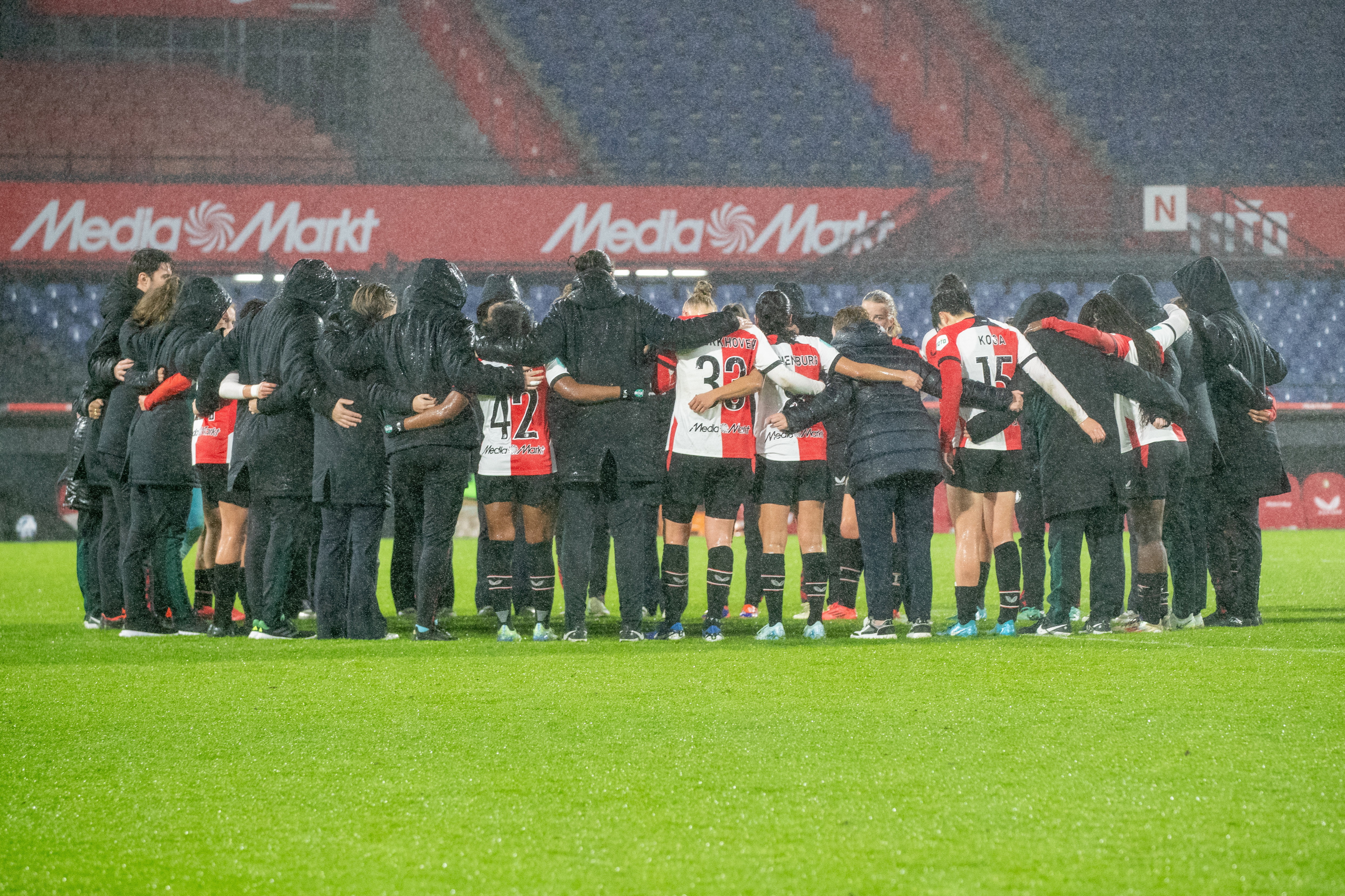 De speelsters van Feyenoord in De Kuip