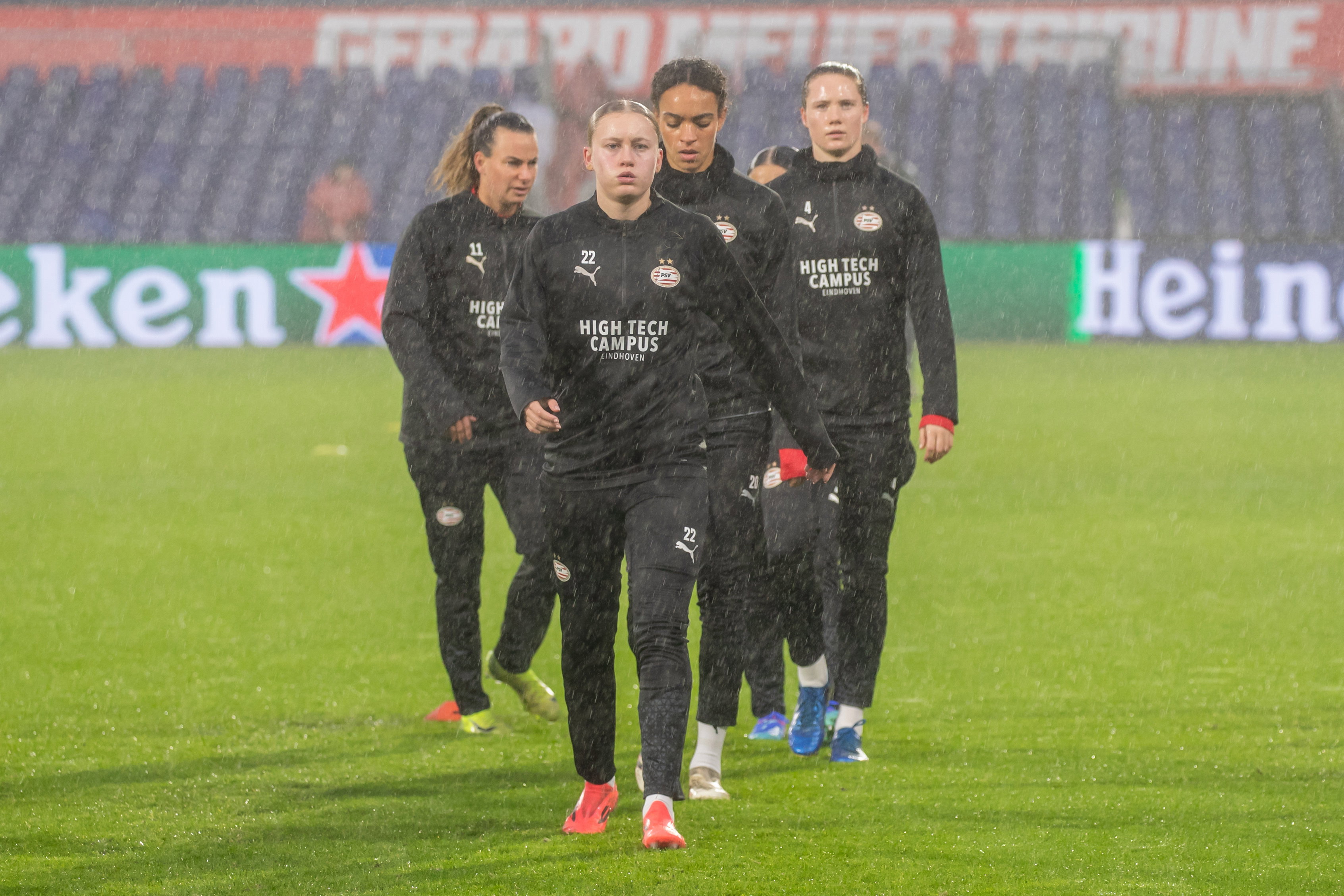 Ranneke Derks, Renate Jansen, Nina Nijstad en Veerle Buurman in de warming-up bij PSV