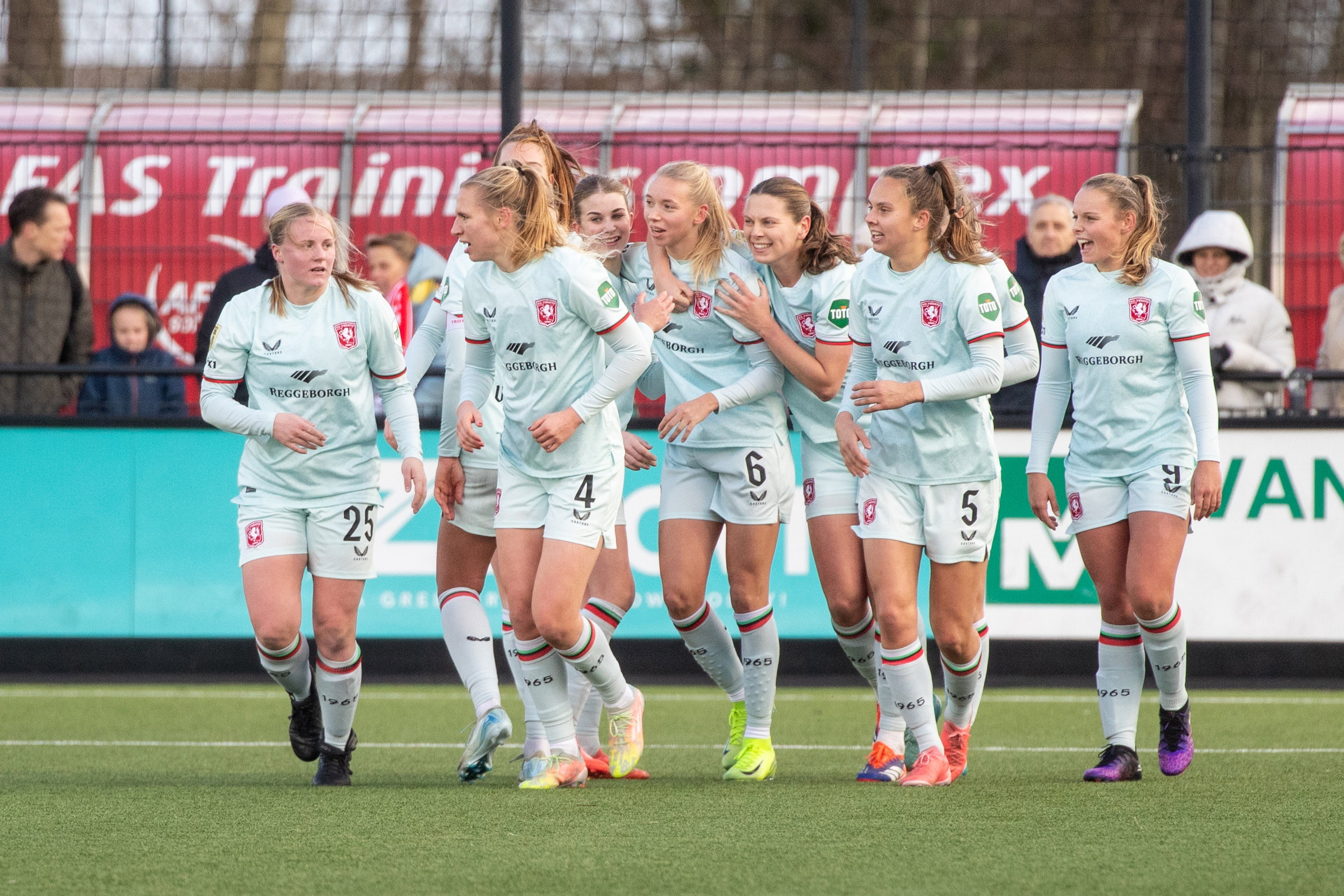 FC Twente juicht na de treffer van Ella Peddemors