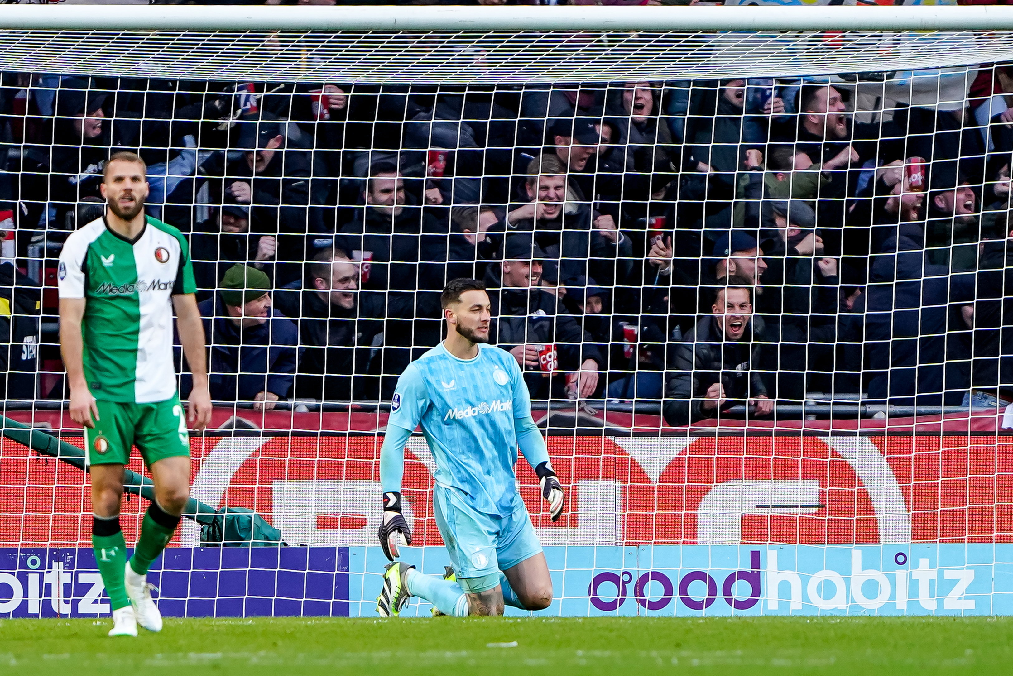 Justin Bijlow baalt van een treffer van PSV