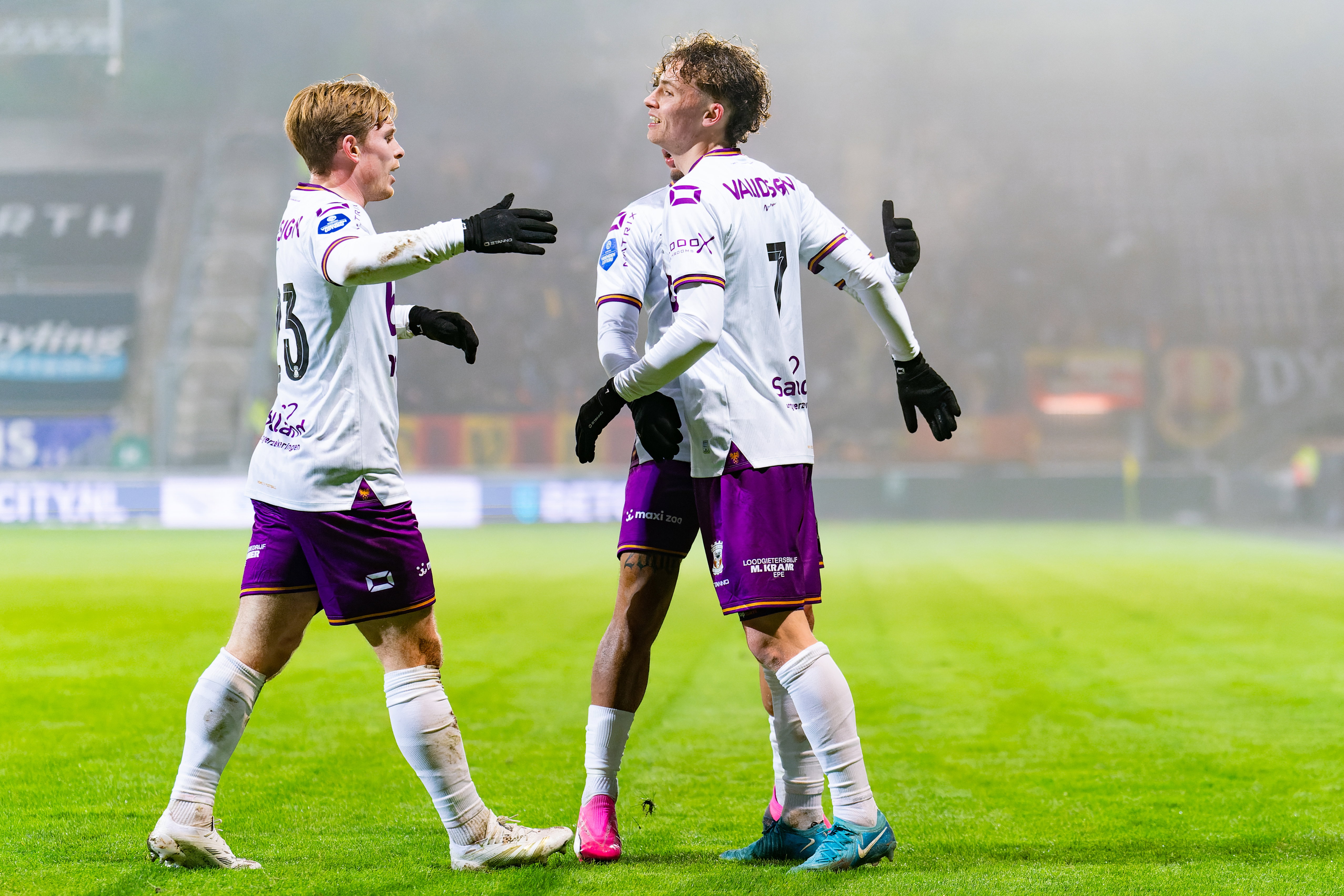 Go Ahead Eagles juicht na een treffer van Jakob Breum