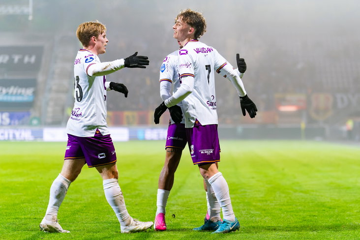 Go Ahead Eagles juicht na een treffer van Jakob Breum