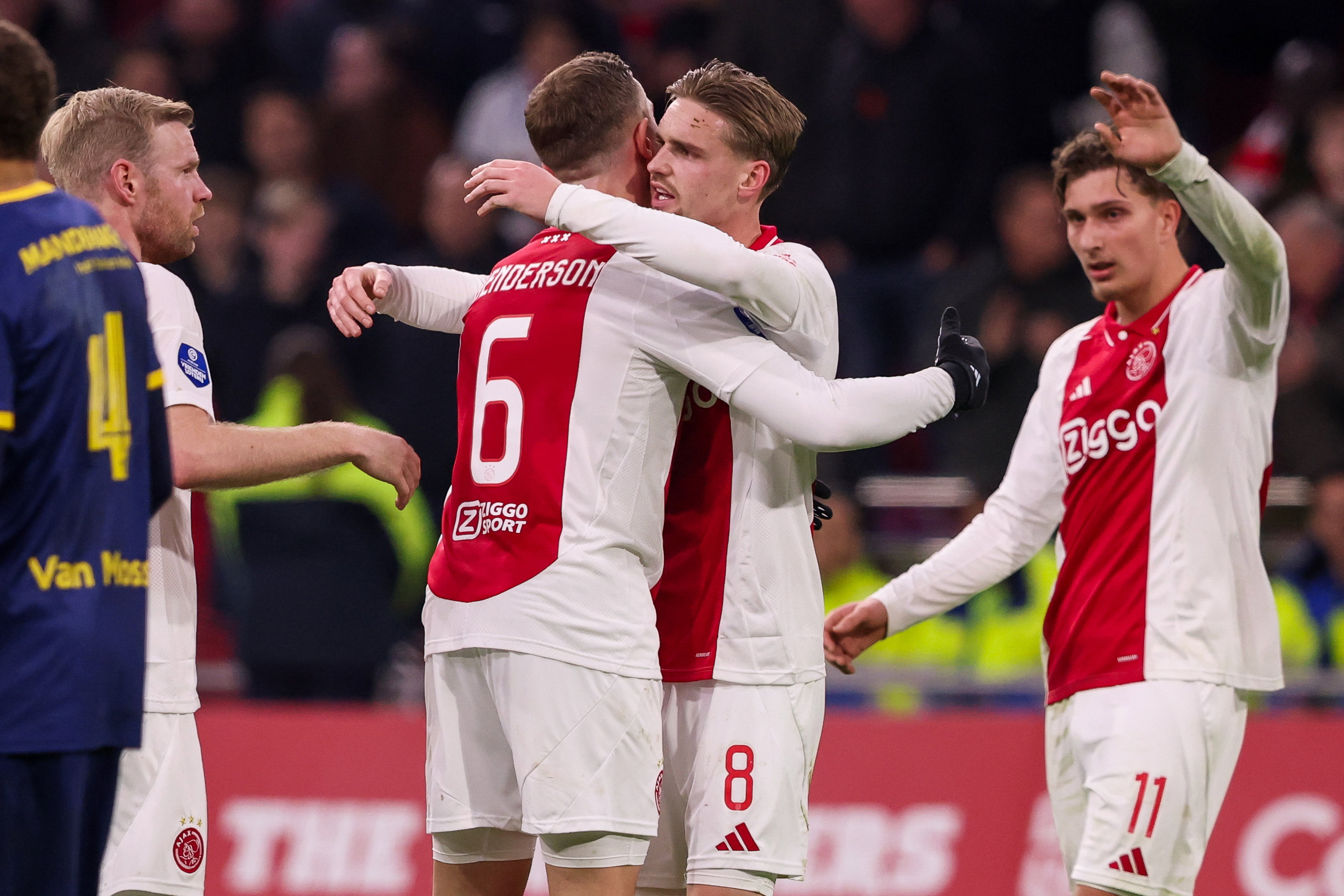 Jordan Henderson krijgt een knuffel van Kenneth Taylor